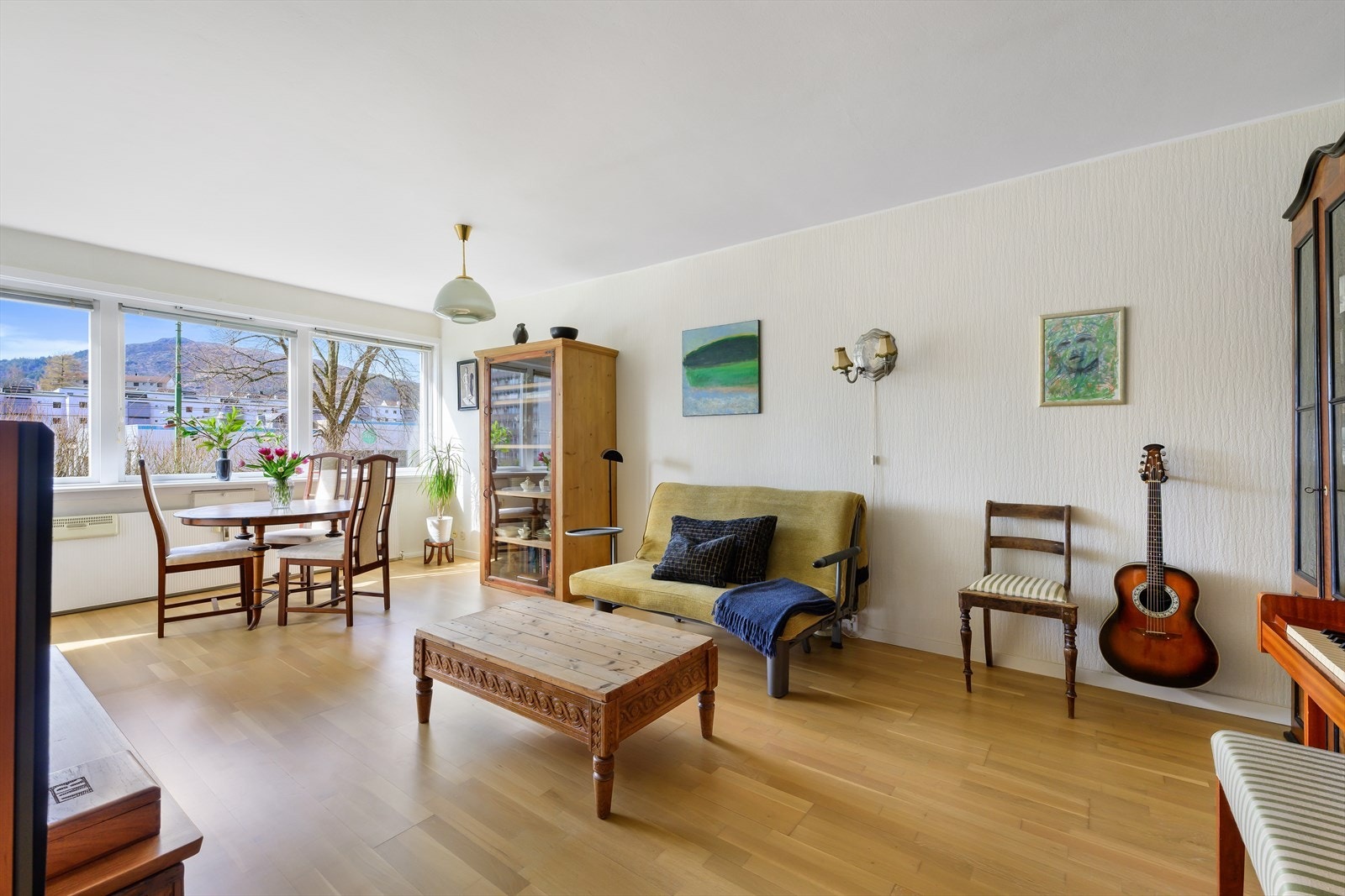 Stuen er romslig og luftig med store vindusflater som sørger for godt med naturlig lysinnslipp i rommet. Galleribilde