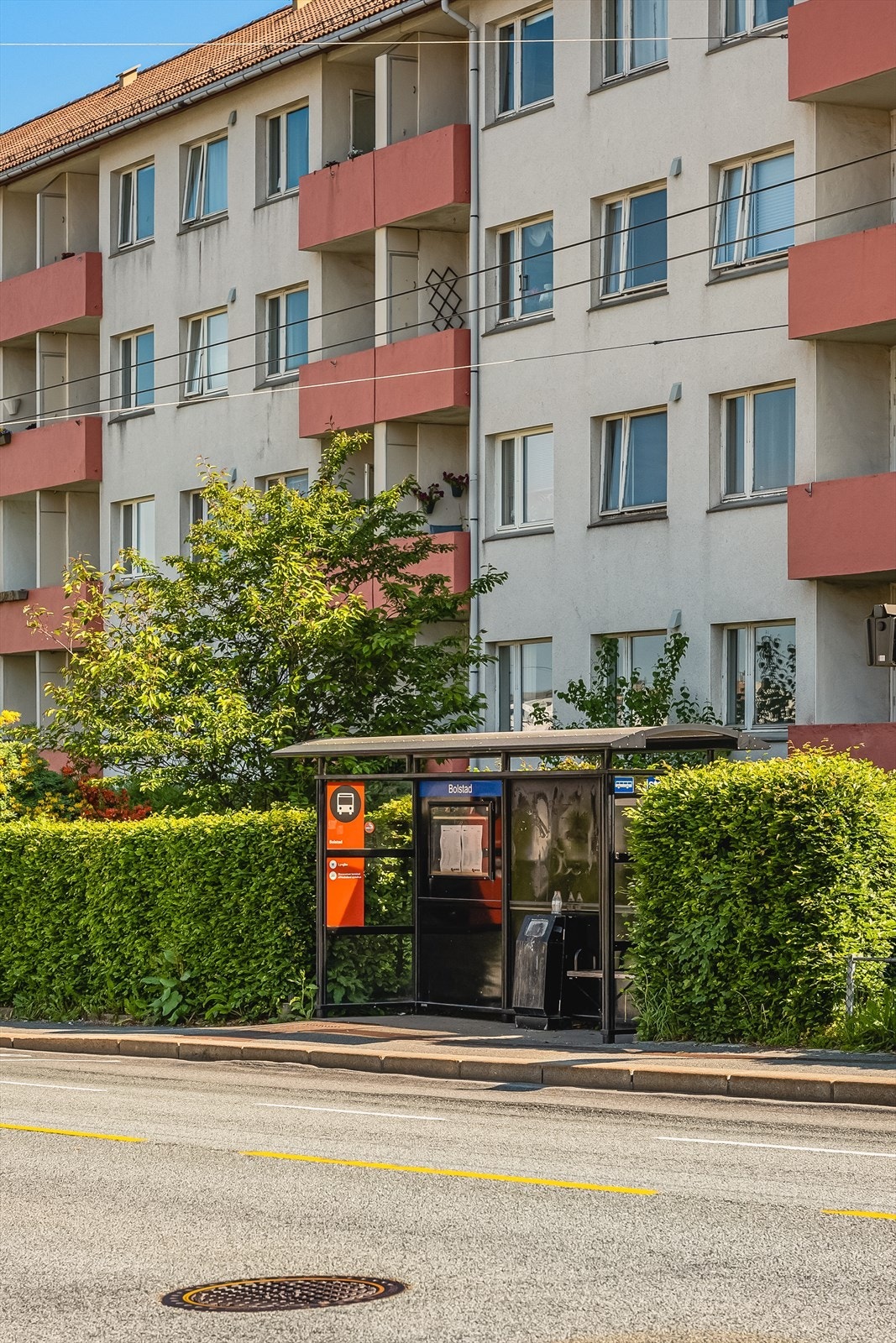 Bare 2 minutter til holdeplass med hyppige avganger til Bergen sentrum og Bergen Sør. Galleribilde