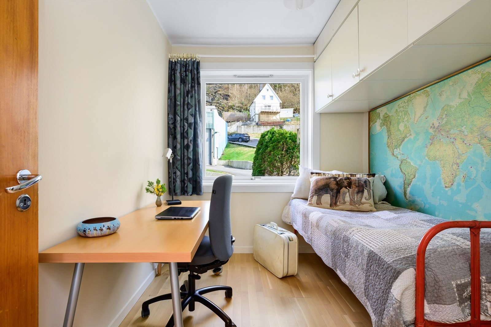 Det andre soverommet er av god størrelse med plassbygget garderobeskap for god oppbevaringsplass. Galleribilde