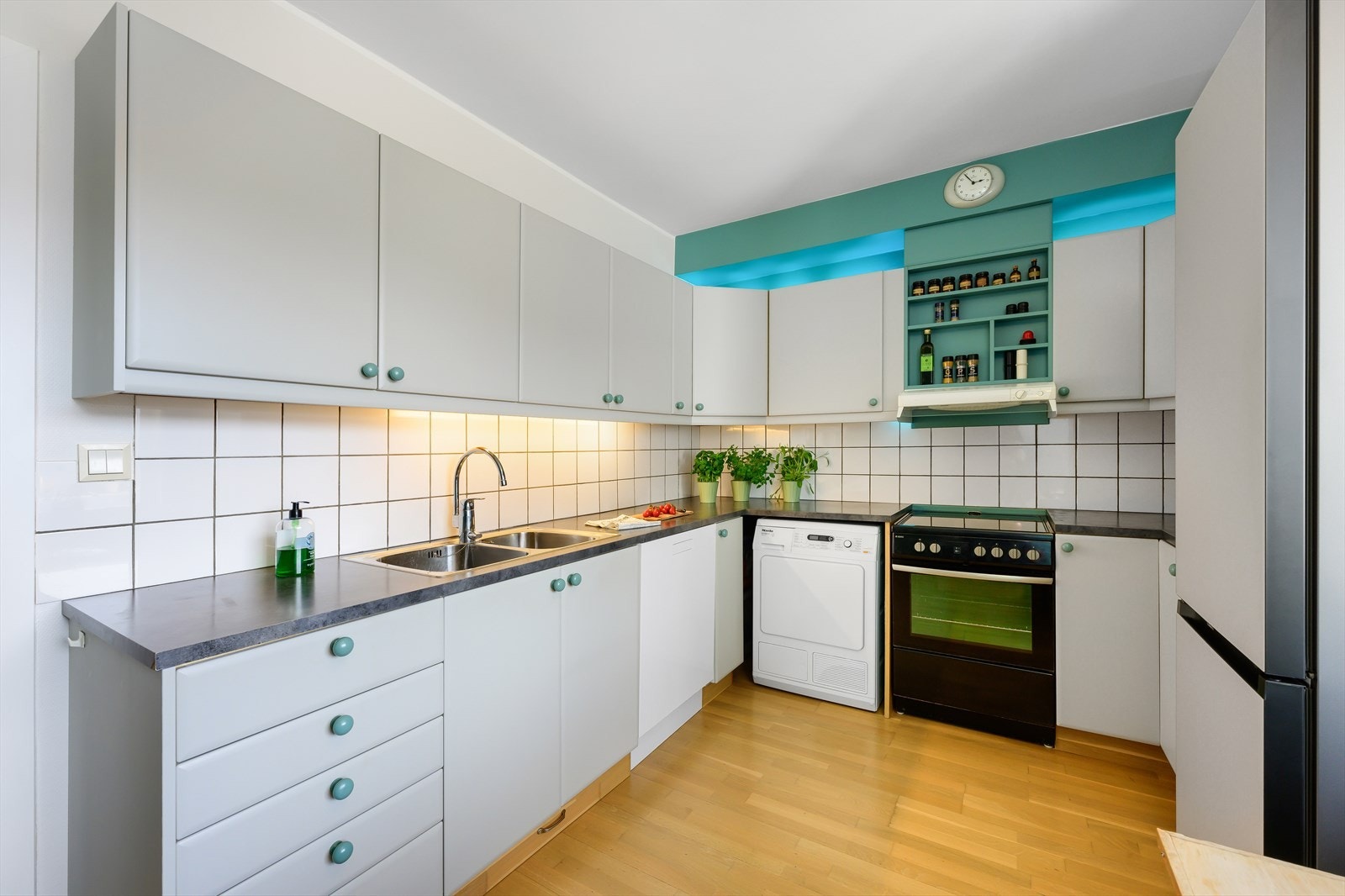 Det er rikelig med skapinnredning og gode arbeidsflater, noe som gjør dette til et godt bruksrom. Galleribilde