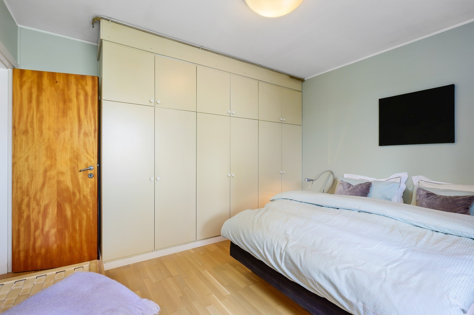 Takhøye garderobeskap for god oppbevaringsplass. Galleribilde