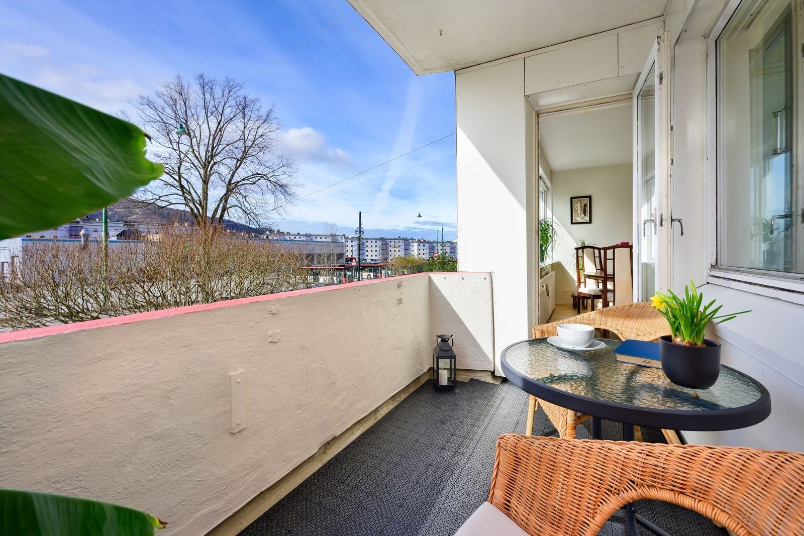 Fra stuen er det utgang til herlig balkong med plass til hagemøbler. Galleribilde