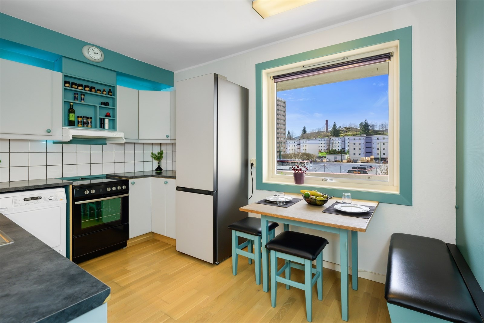 Det er god plass til kjøkkenbord for koselige frokoster og middager i hverdagen. Galleribilde