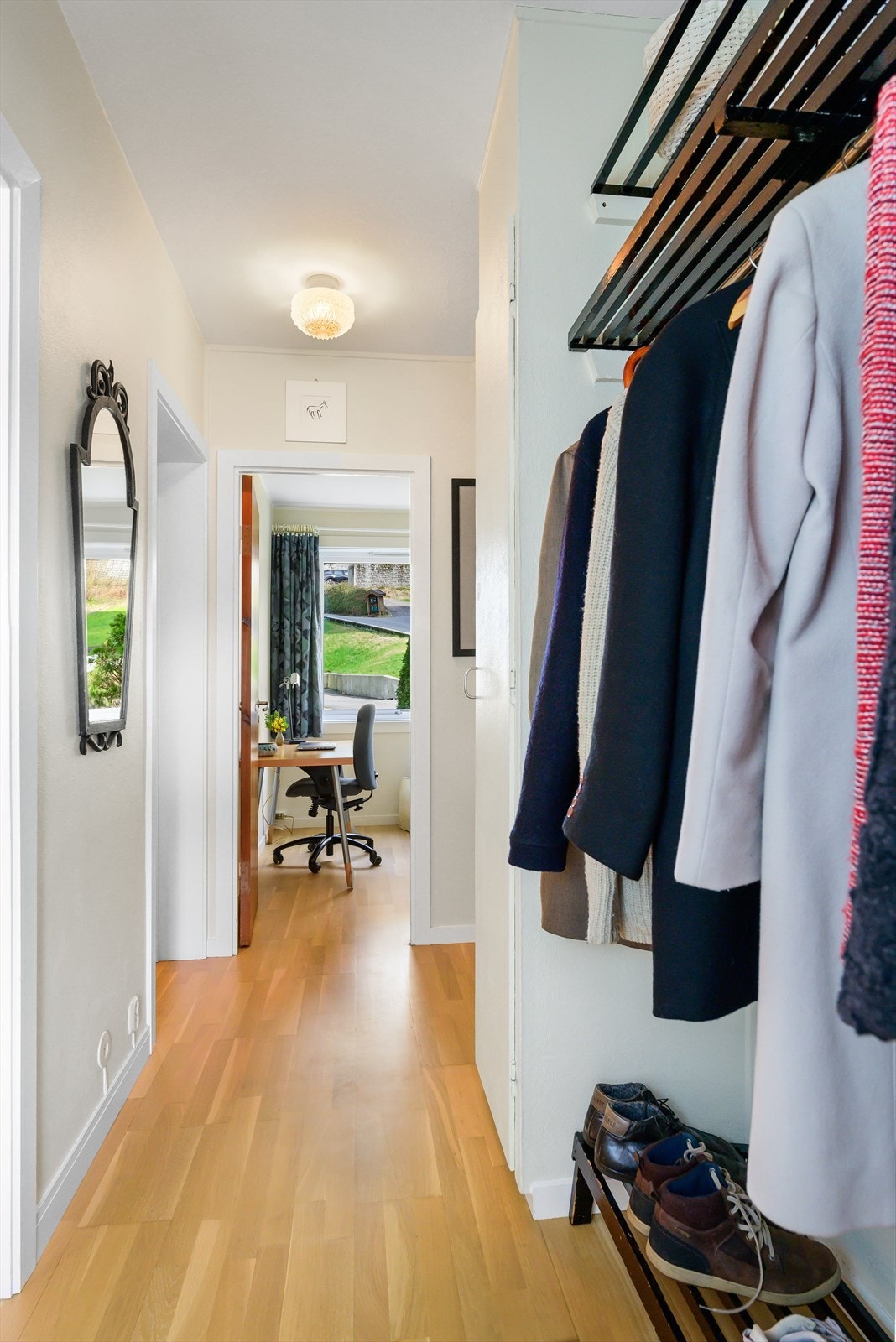 Velkommen inn! Entréen har rikelig med plass til ytterbekledning. Galleribilde