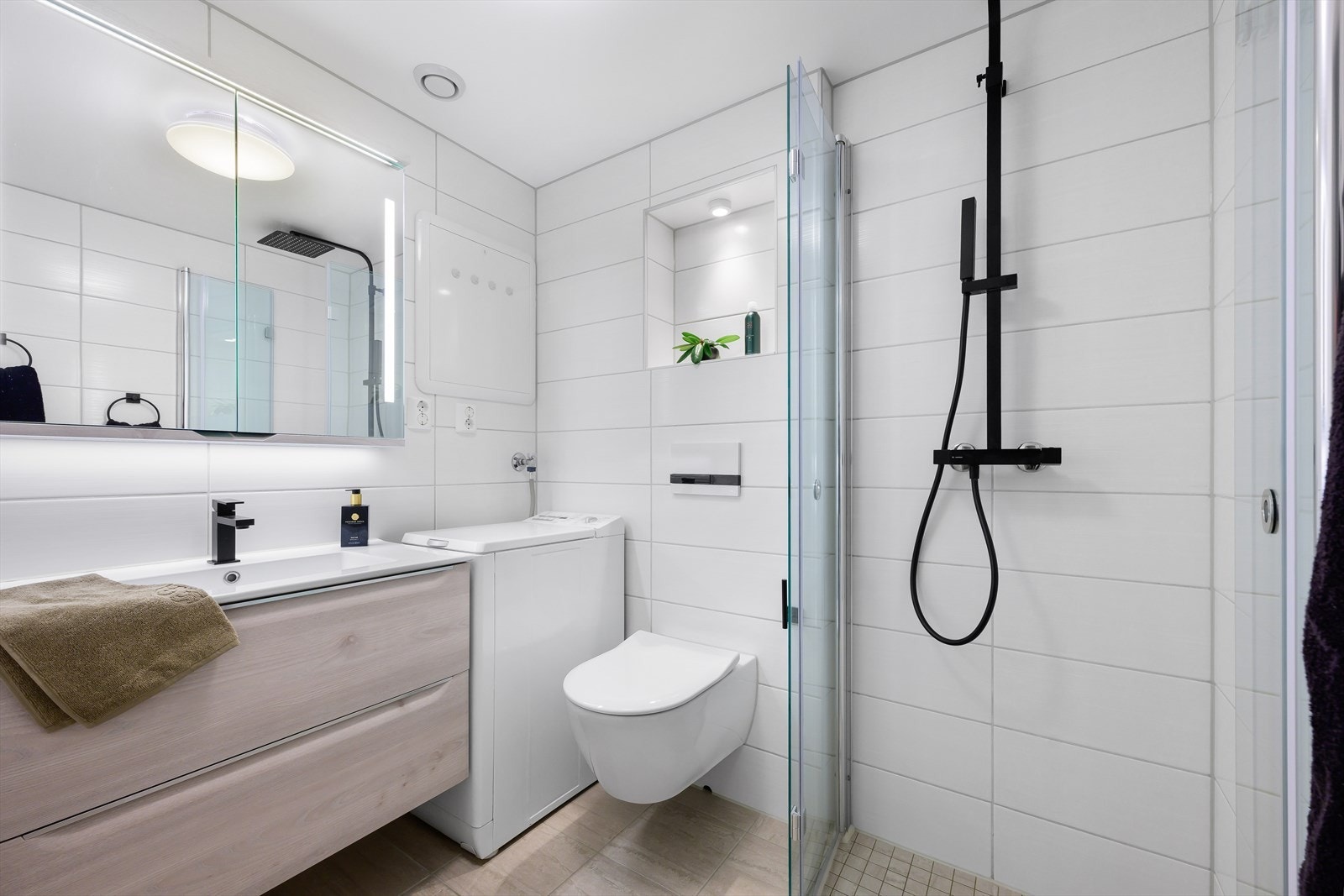 Baderommet er lekkert, helfliset fra 2018 med flotte kvaliteter. Galleribilde