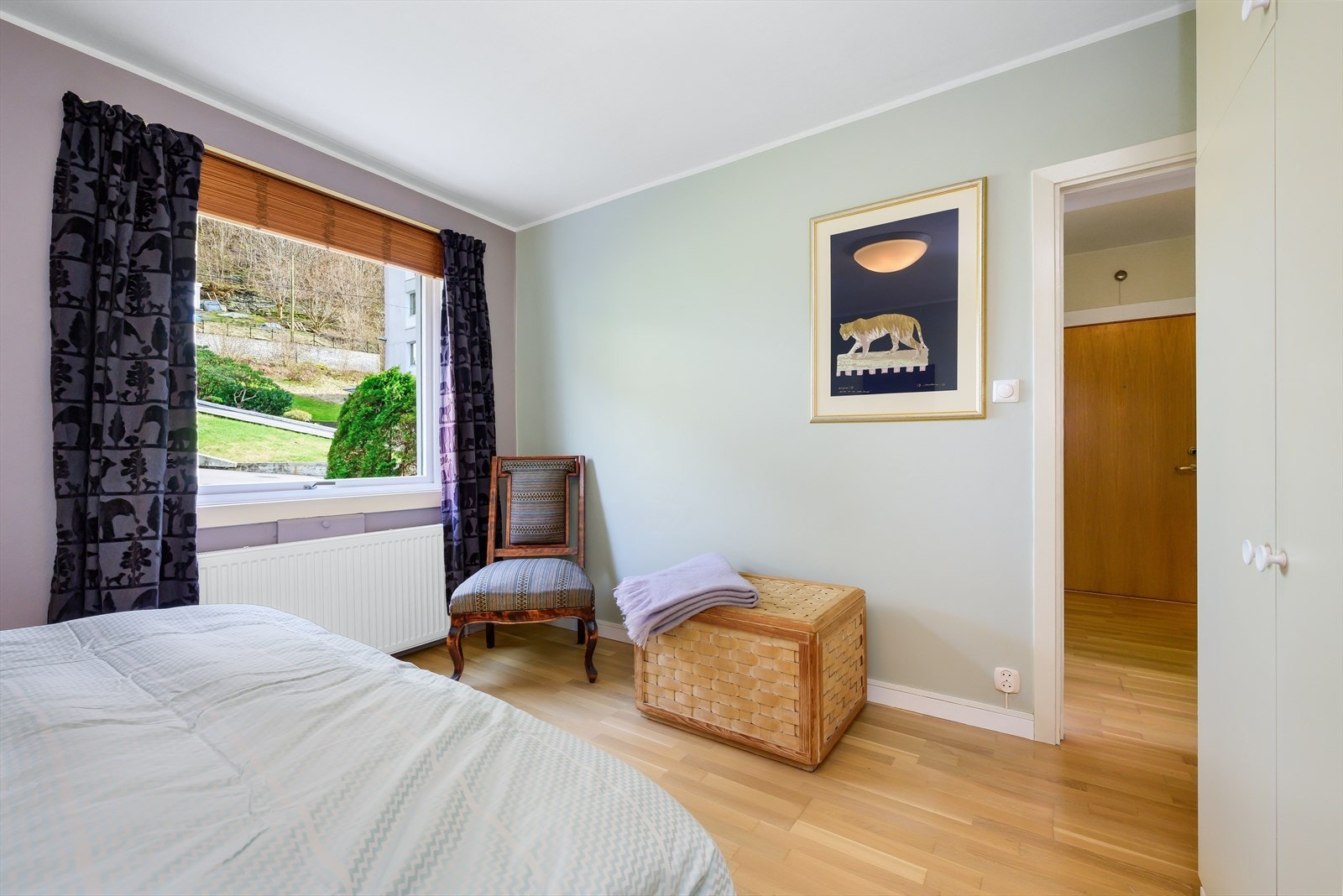 Sentralvarme med radiator som varmer effektivt opp soverommet. Galleribilde