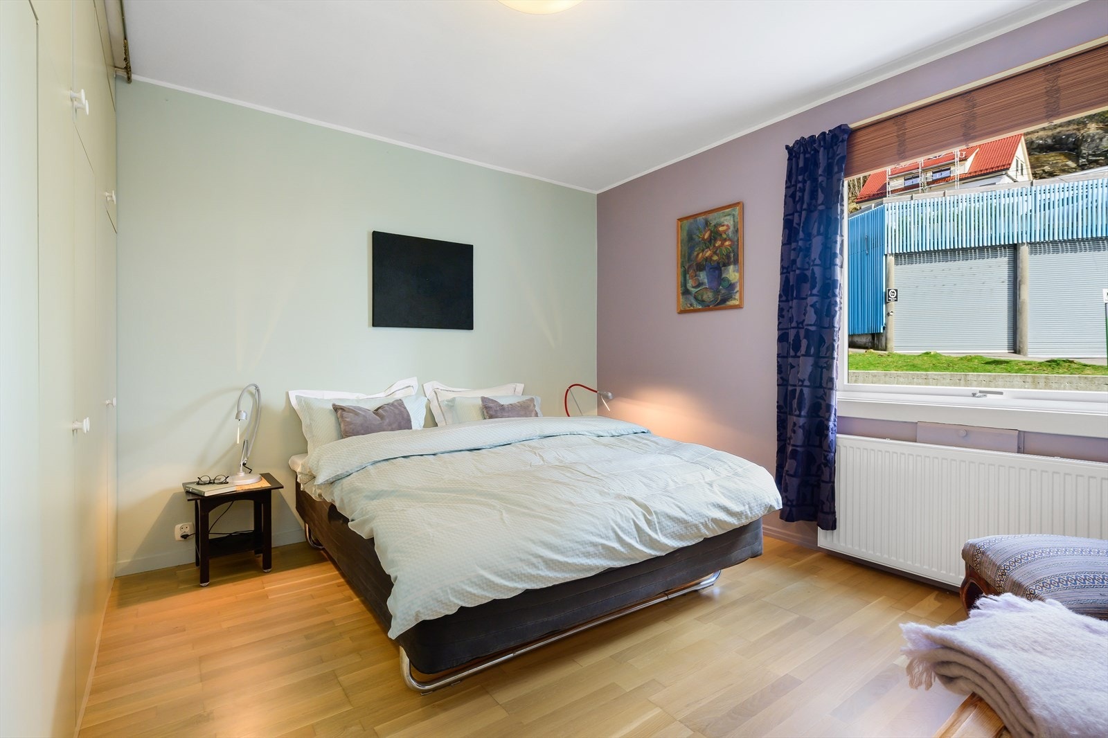 Hovedsoverommet er av god størrelse med plass til dobbeltseng, nattbord og eventuelt arbeidsbord. Galleribilde