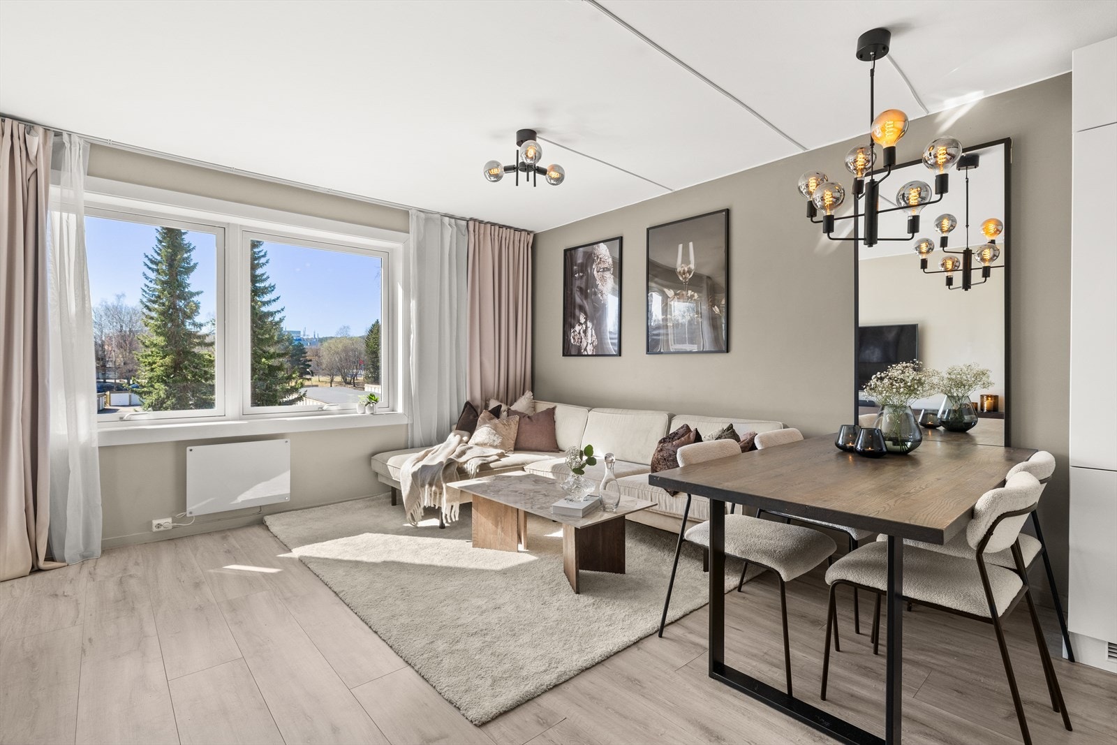 Lys og luftig stue med rikelig av naturlig lysinnslipp fra store vindusflater Galleribilde