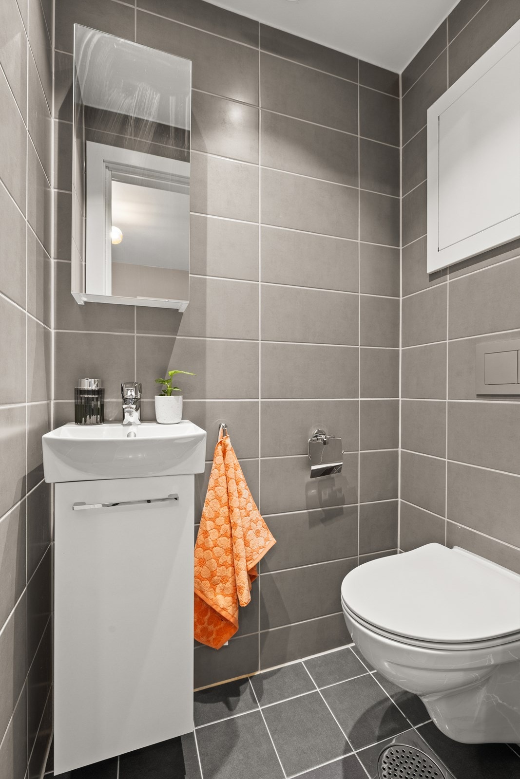 Separat toalettrom fra 2021 i regi av borettslaget med servant, toalett og varmekabler i gulv Galleribilde