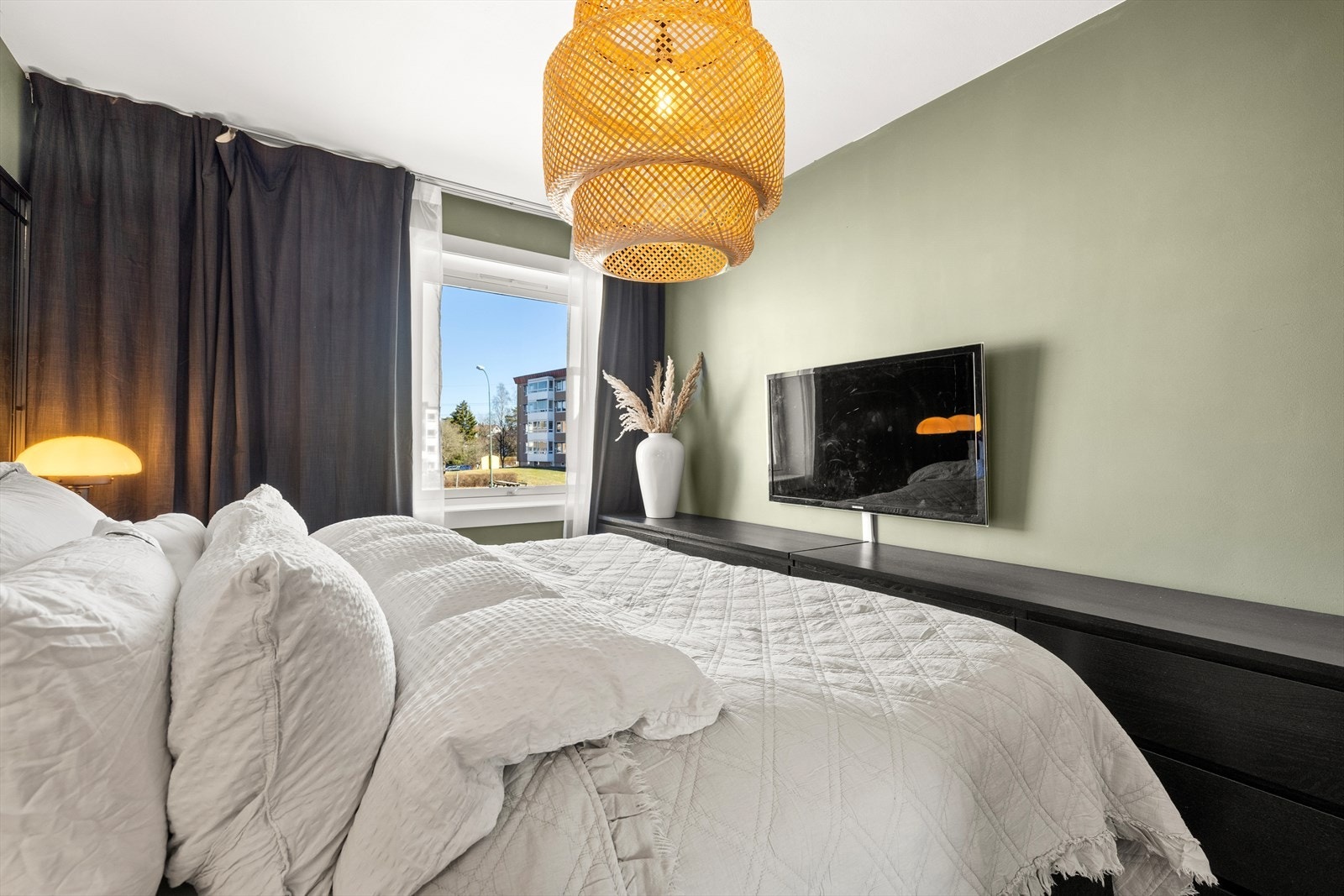 Hovedsoverommet er av fin størrelse med plass til stor dobbeltseng (2x2m), tilhørende nattbord og gode garderobeløsninger Galleribilde