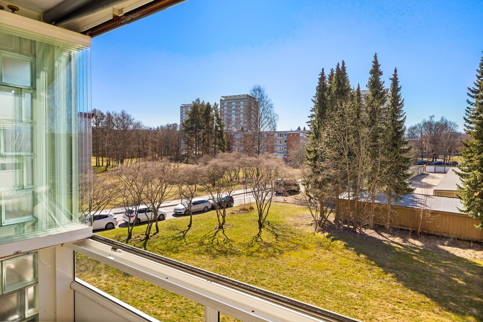 Området består av grønne og hyggelige omgivelser. Her bor du i et hyggelig nabolag på Manglerud Galleribilde