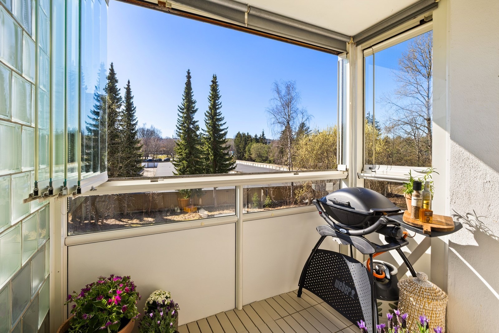 På balkongen er det plass til en mindre sittegruppe og grill Galleribilde
