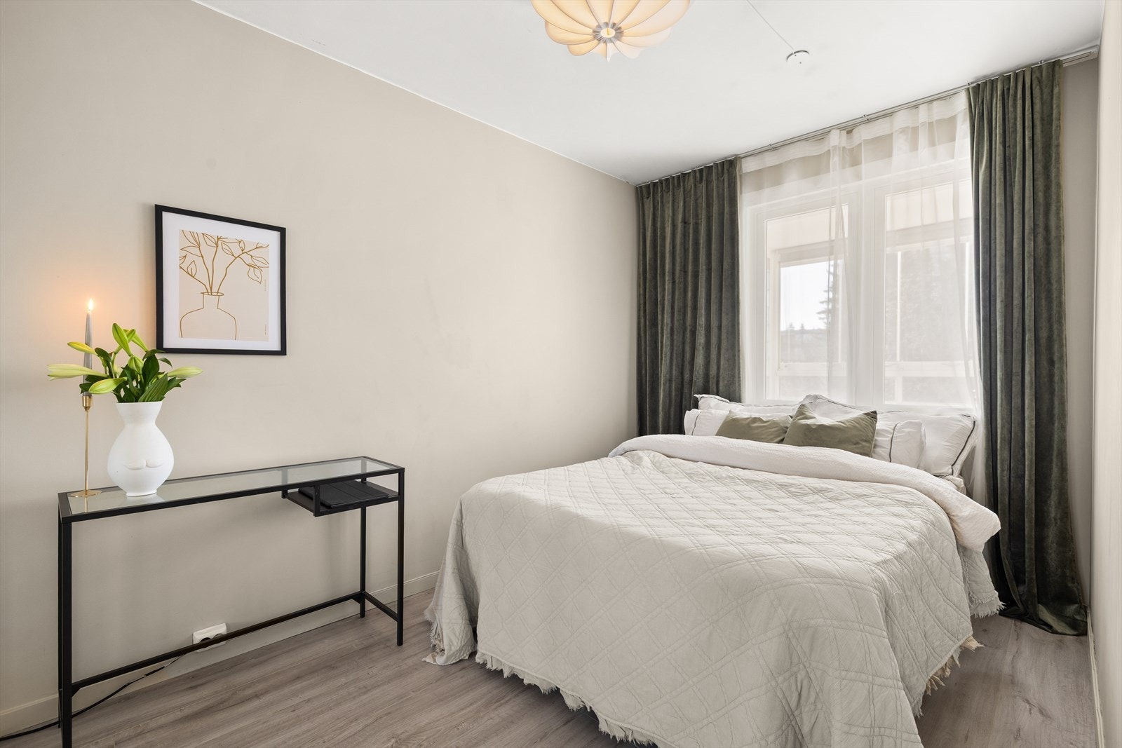 Soverom II | Praktisk og romslig soverom med flere innredningsmuligheter Galleribilde