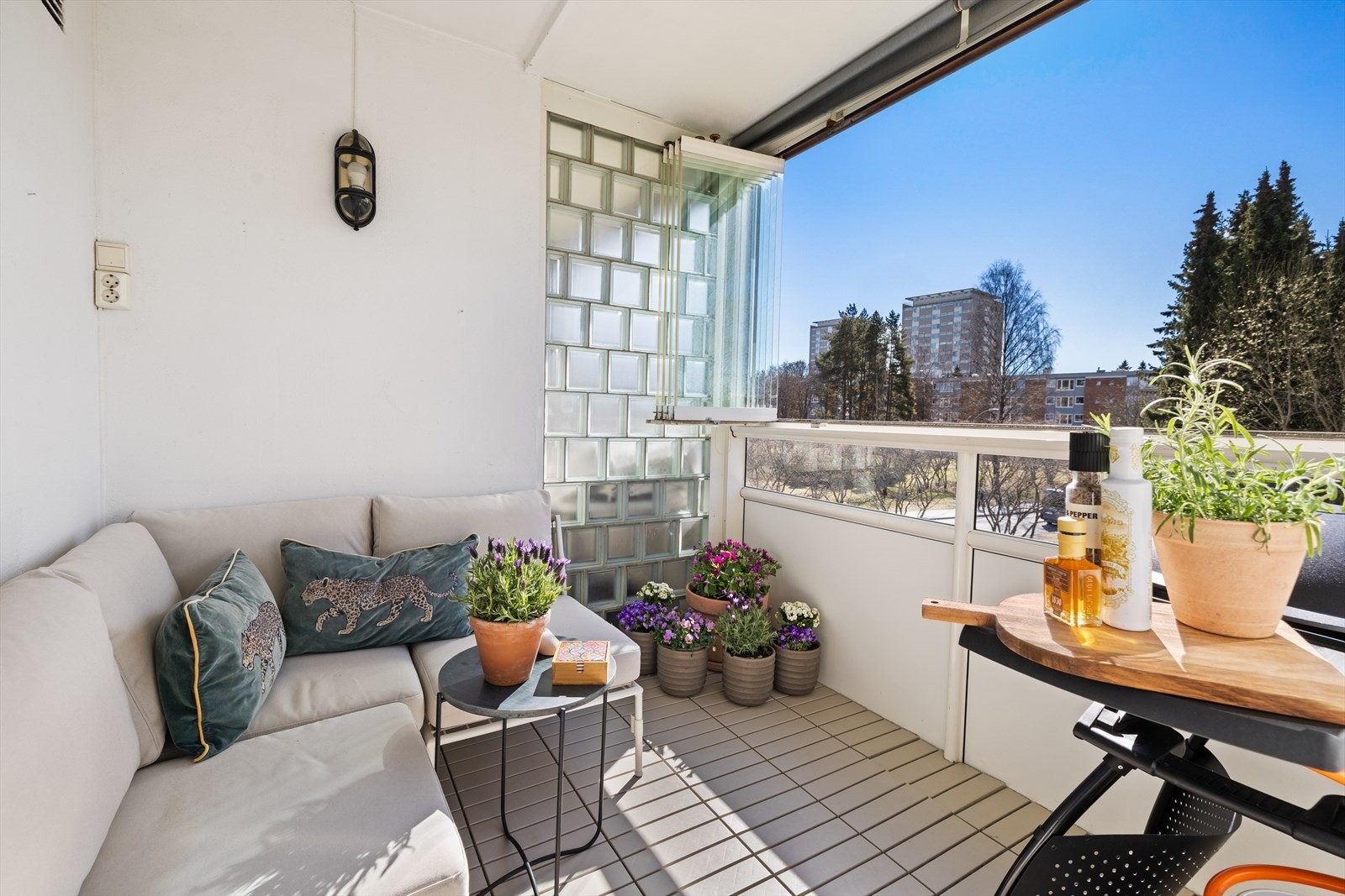 Fra stue er det utgang til syd-vestvendt innglasset balkong med meget gode solforhold Galleribilde