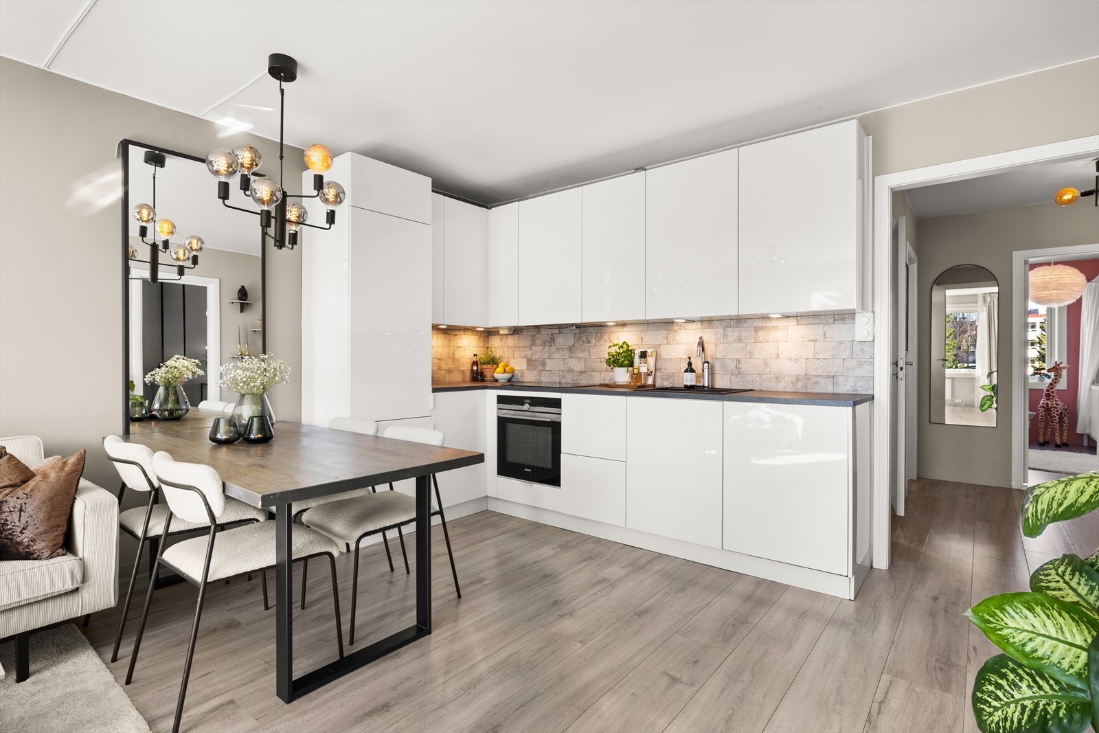 Lekkert Kvik kjøkken fra 2021 med fine detaljer. Leiligheten ble av tidligere eier omgjort til en 4-roms ved at kjøkkenet ble flyttet ut til stue Galleribilde