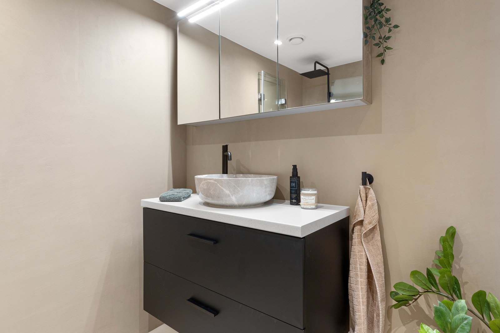 Badet har ny microsement på både vegger og gulv fra 2024, og er utstyrt med behagelige varmekabler. Det er også opplegg for vaskemaskin. Galleribilde