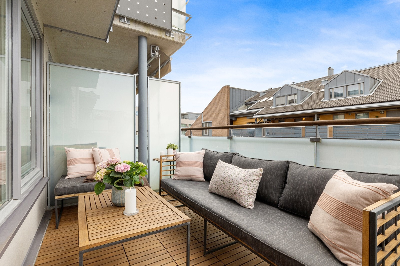 Leiligheten byr på en praktisk planløsning, stilrent design og en balkong på ca. 7 kvm. Galleribilde