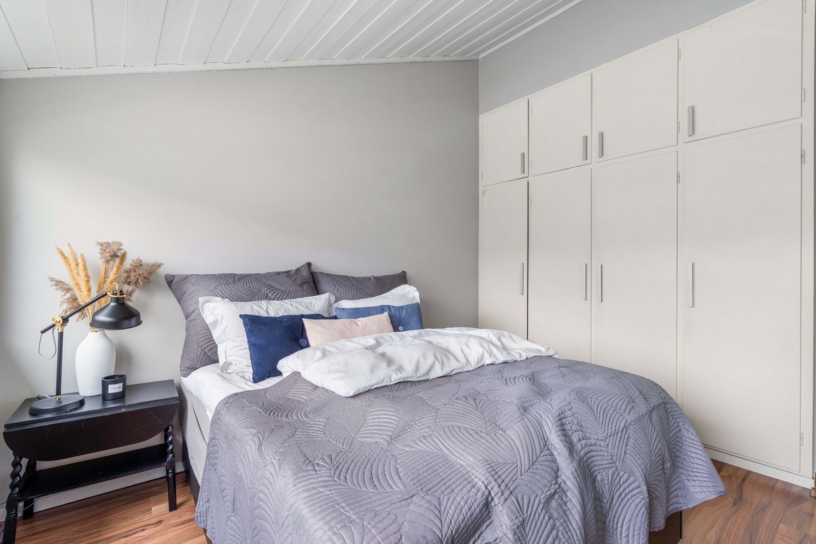 Soverom med stedbygd garderobe. Galleribilde