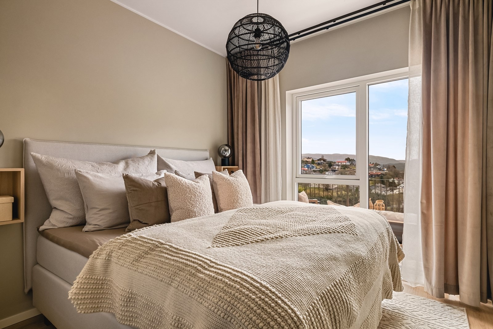 Hovedsoverommet | Alle soverommene er malt i Washed Linen fra Jotun Galleribilde