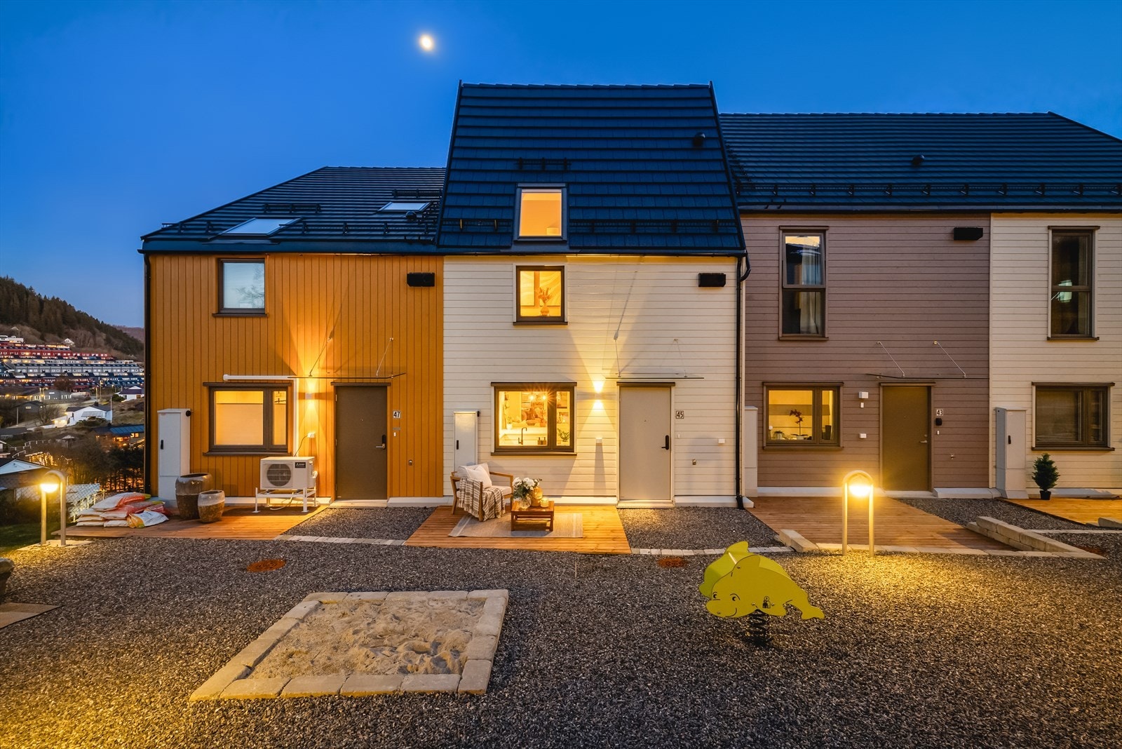 Townhouset sto ferdig i 2024 og strekker seg over 3 plan | Det har trappefri adkomst via eiendommens 2 etasje Galleribilde