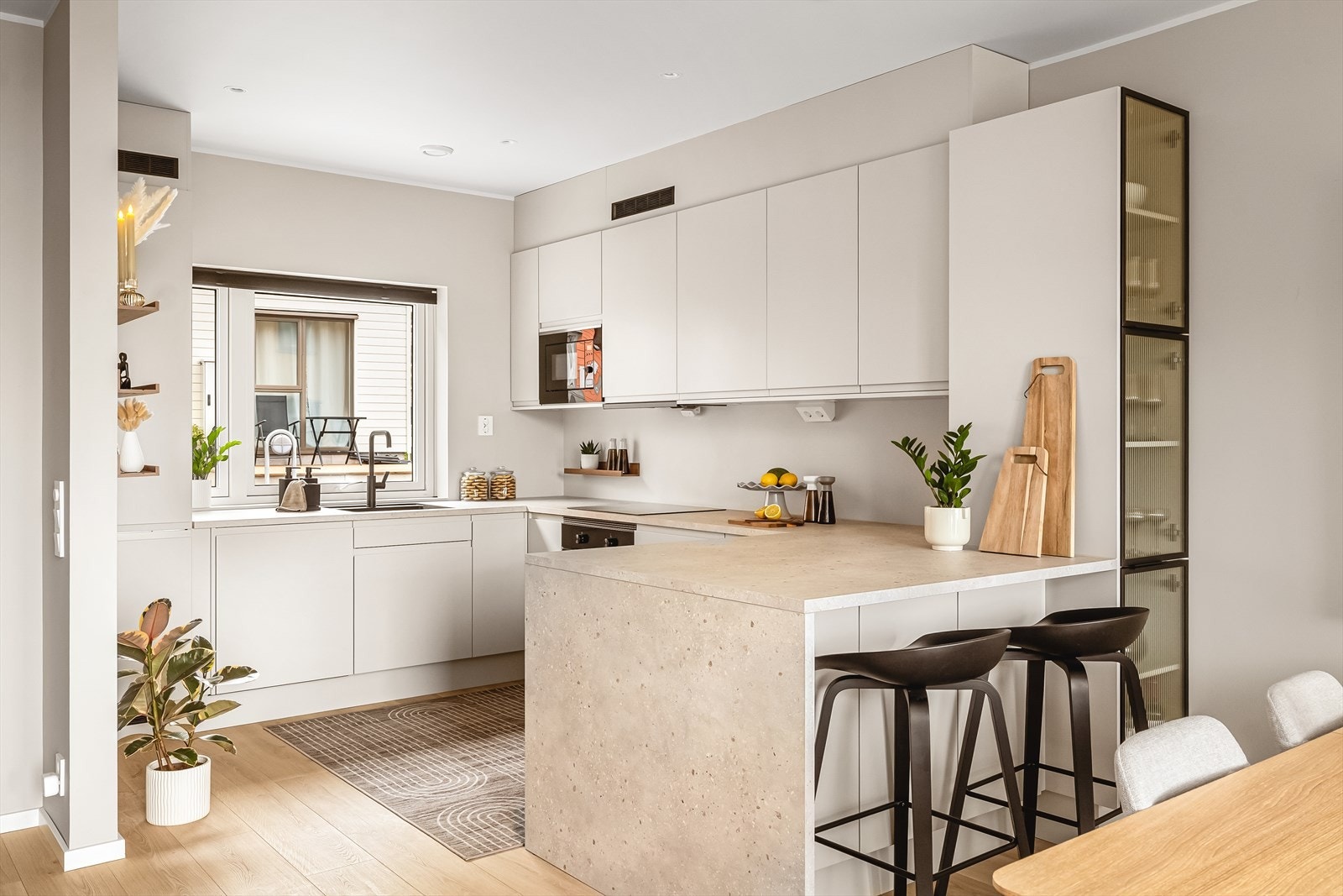 Merk det integrerte vitrineskapet som er spesialdesignet | Det er utstyrt med belysning | Kjøkkenet er romslig i sin utforming og har hvitevarer fra Siemens og Elektrolux Galleribilde