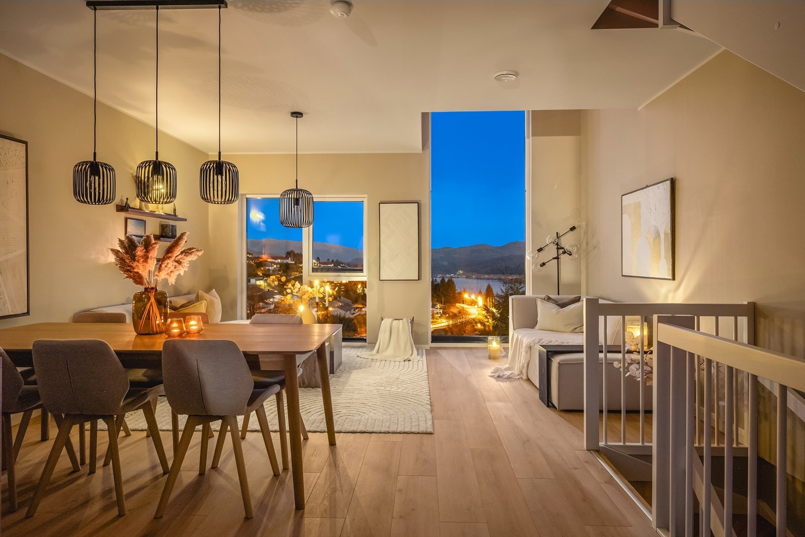 Det er gode møbleringsmuligheter med god plass til både sitte og spisegruppe Galleribilde