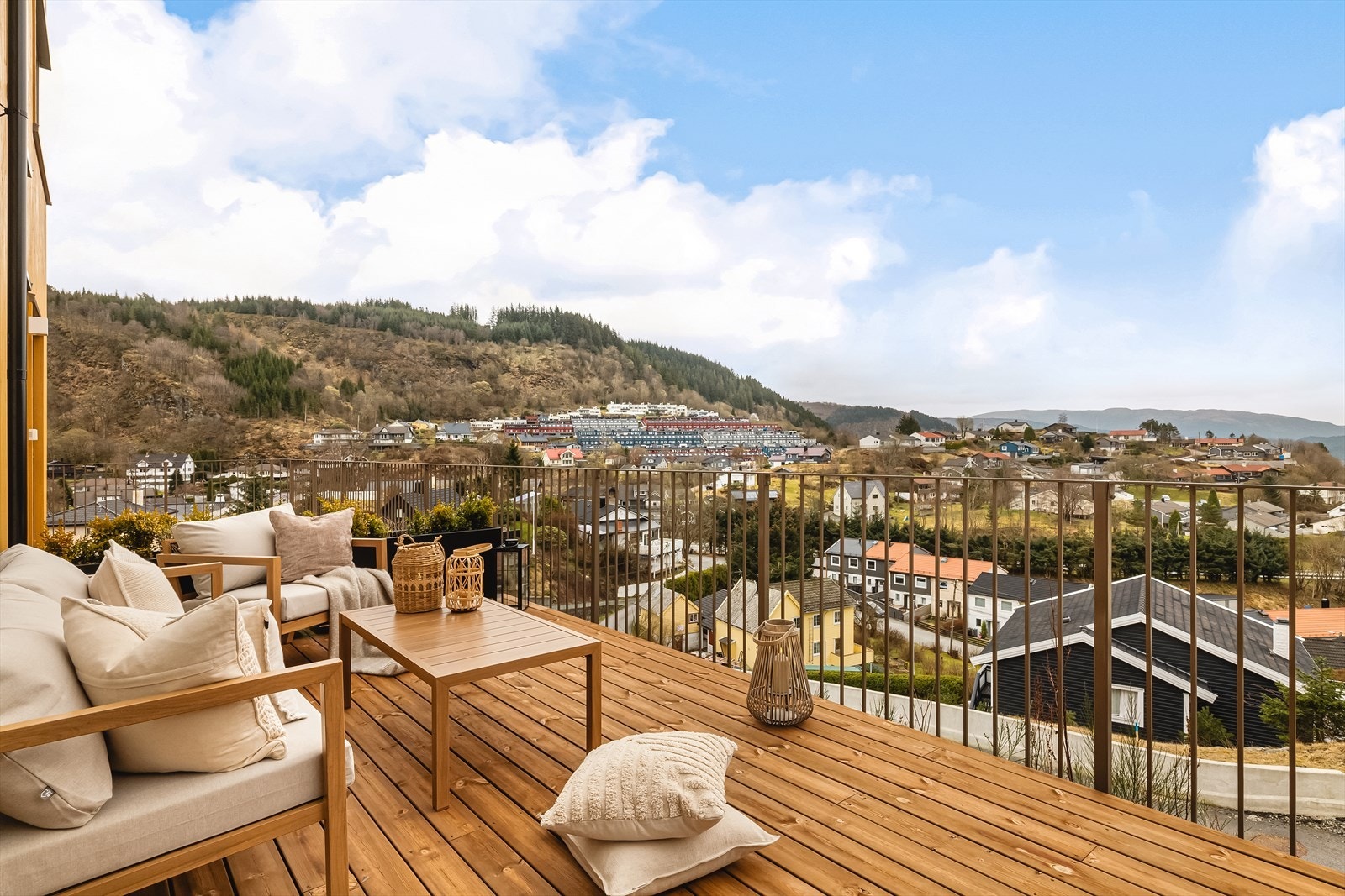 Fra soverommet har du direkte tilkomst til terrasse som måler hele 14kvm! Galleribilde