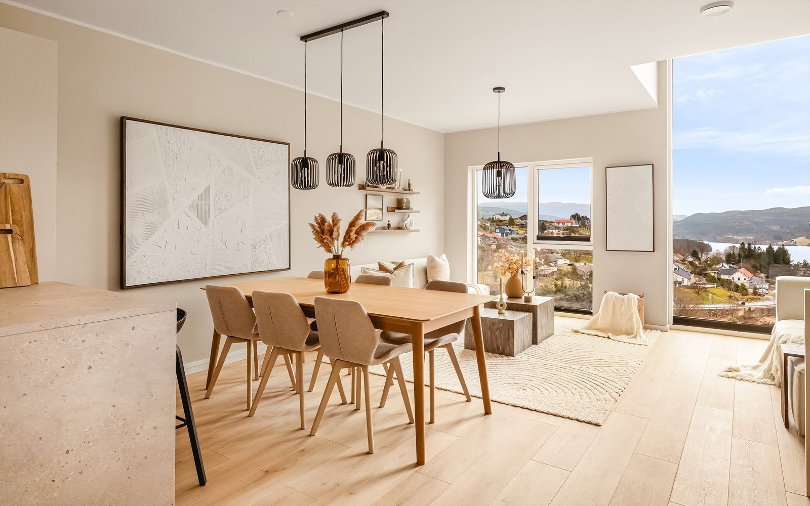 Stuen og kjøkkenet måler 41,7kvm og med sine enorme vindusflater får man en luftig følelse! Galleribilde