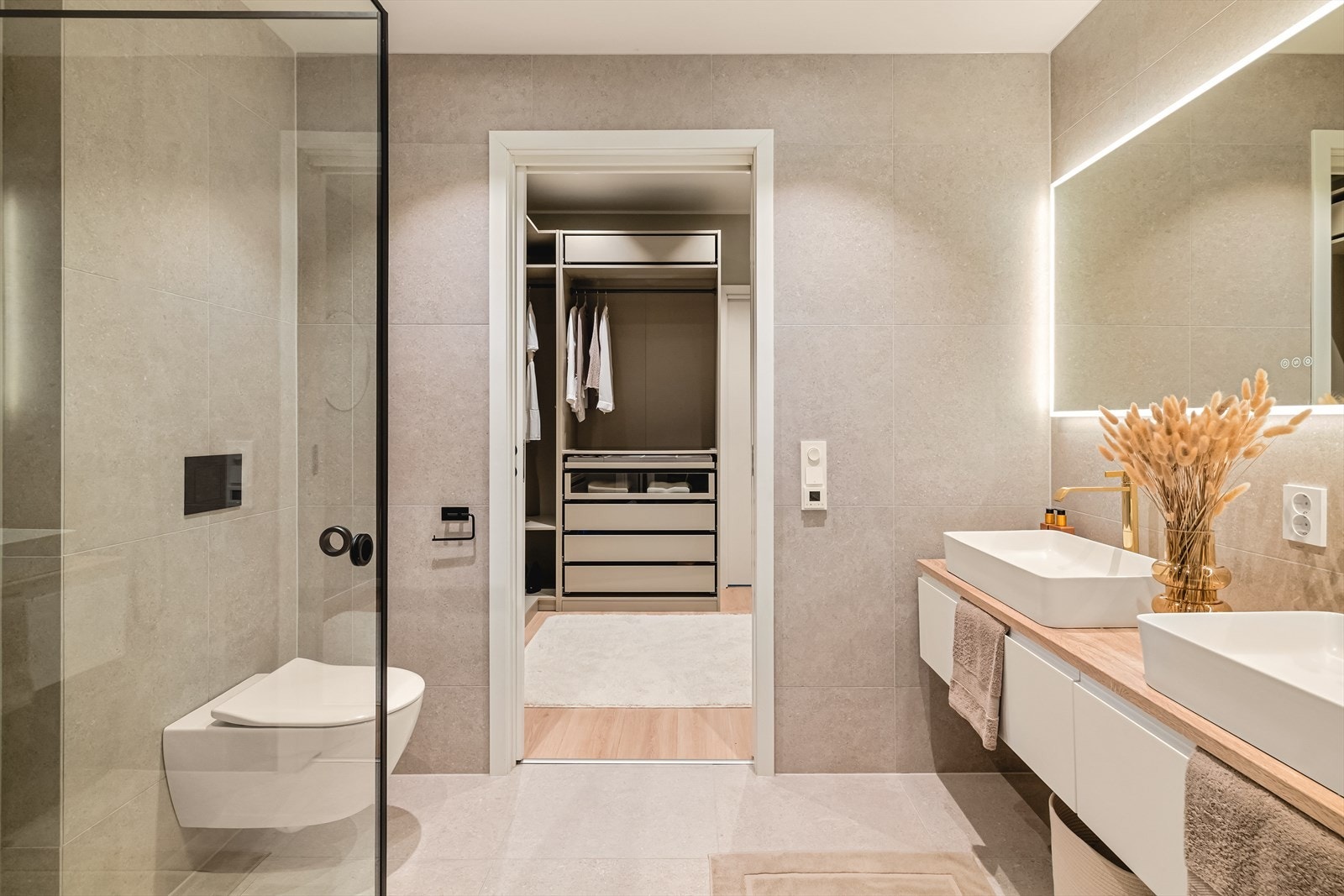 Merk de lekre "Roadstone Pearl 60x60 flisene | Dette badet har adkomst til walk in i tilknytning til hoved soverommet Galleribilde