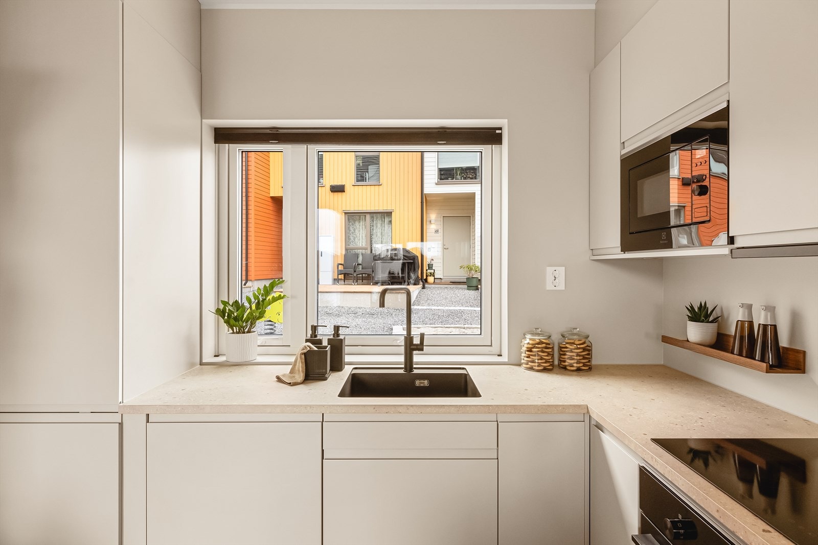 Kjøkkenfrontene er i fargen Korn som er en behagelig farge som fremstår varm, lys og sofistikert! Galleribilde