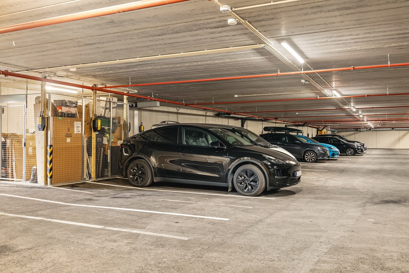 Seksjonen har tilhørende garasjeplass med elbil-lader ferdig montert. Galleribilde