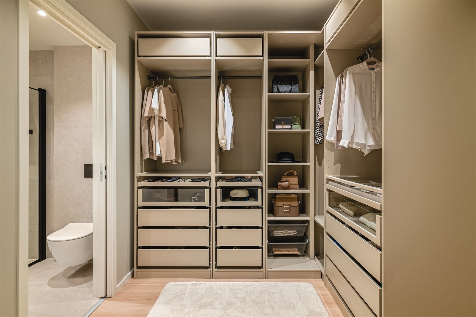 Under oppføring har hjemmelshaver endret planløsning til en "walk in" med adkomst til en suite bad og hoved soverom | Dette oppleves som en utmerket løsning i en hektisk hverdag! Galleribilde