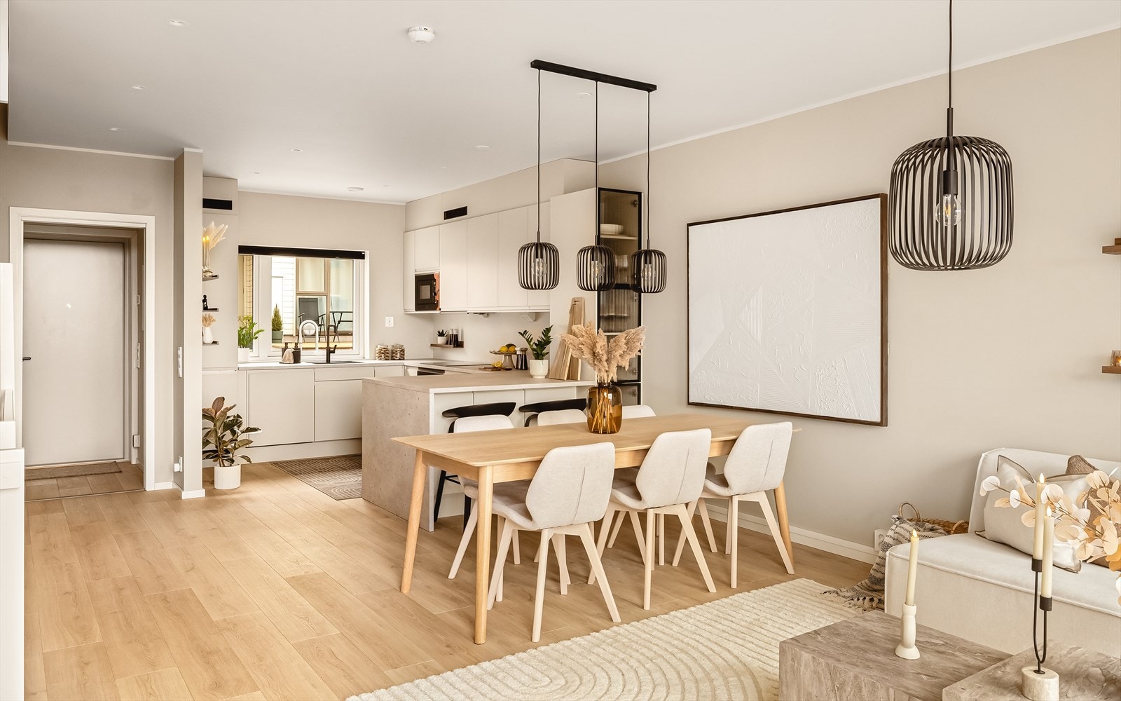 I hovedetasjen og toppetasjen er det montert kjells markiser innvendig som sørger for å holde varmen utenfor på varme dager der solen steker | Det er også valgt listefri løsning rundt vinduer og balkongdør Galleribilde