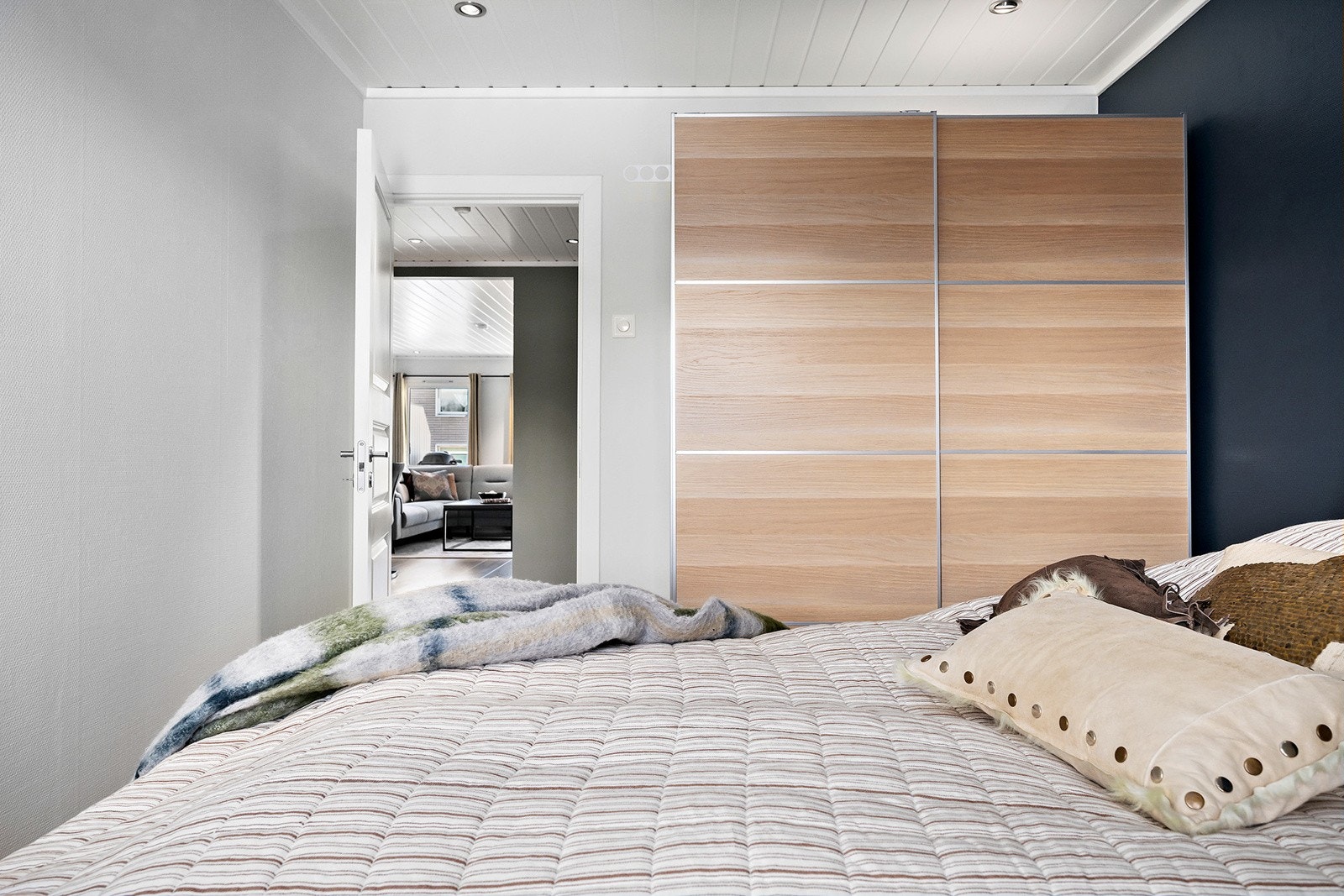 Soverom med skyvedørsgarderobe Galleribilde