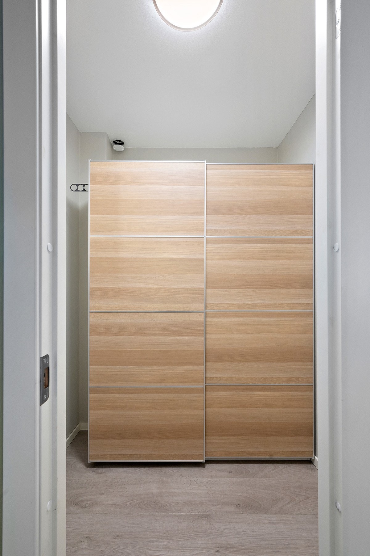 Innvendig bod med skyvedørsgarderobe Galleribilde