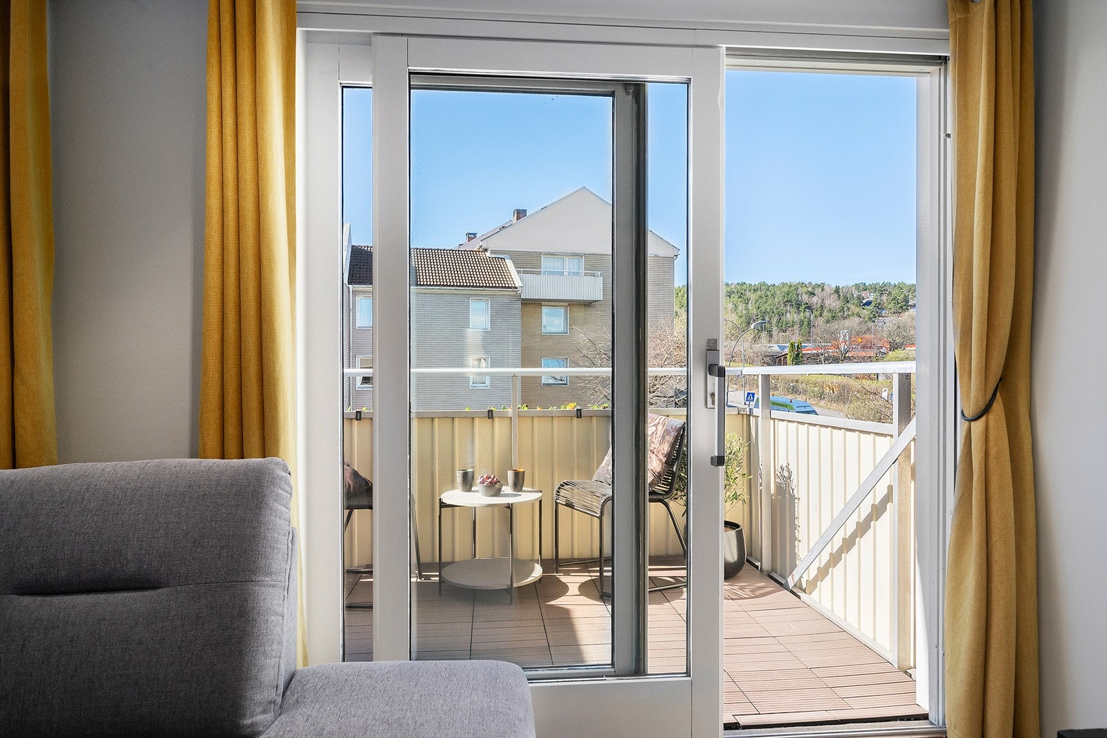Stor fin skyvedør fra stuen til solrik balkong Galleribilde