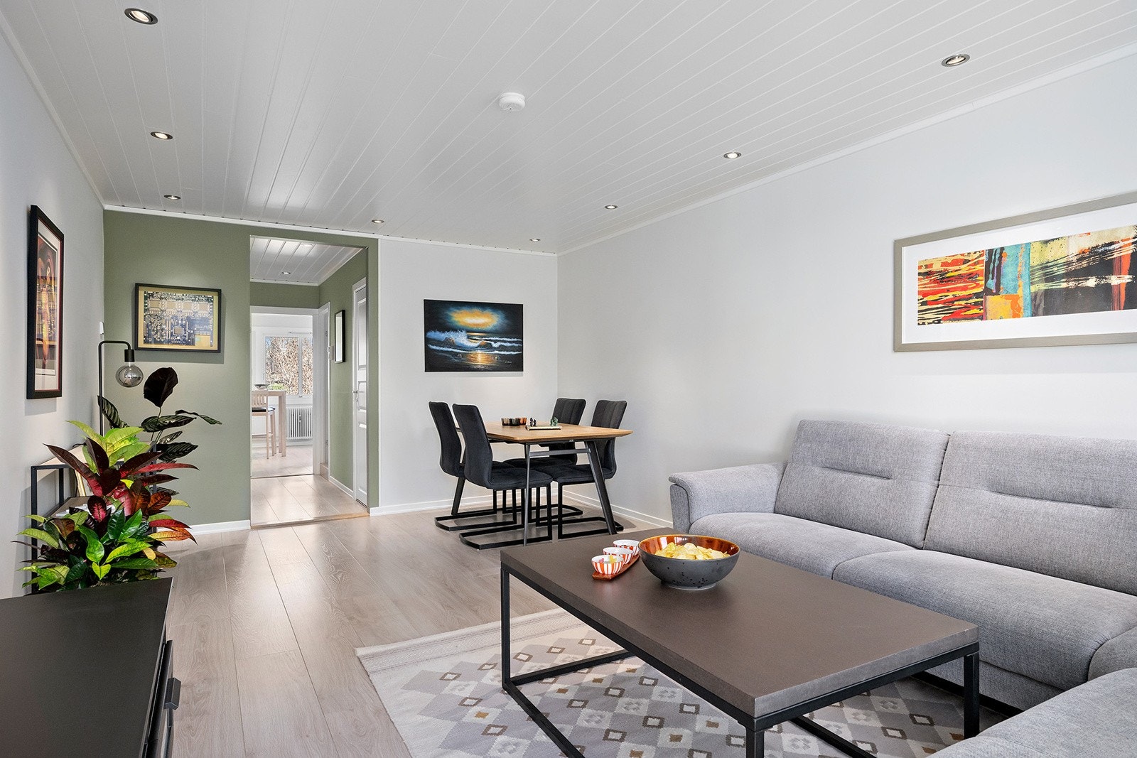 God plass til stor sofagruppe og spisebord i stuen. Velkommen på visning i Havreveien 4 Galleribilde
