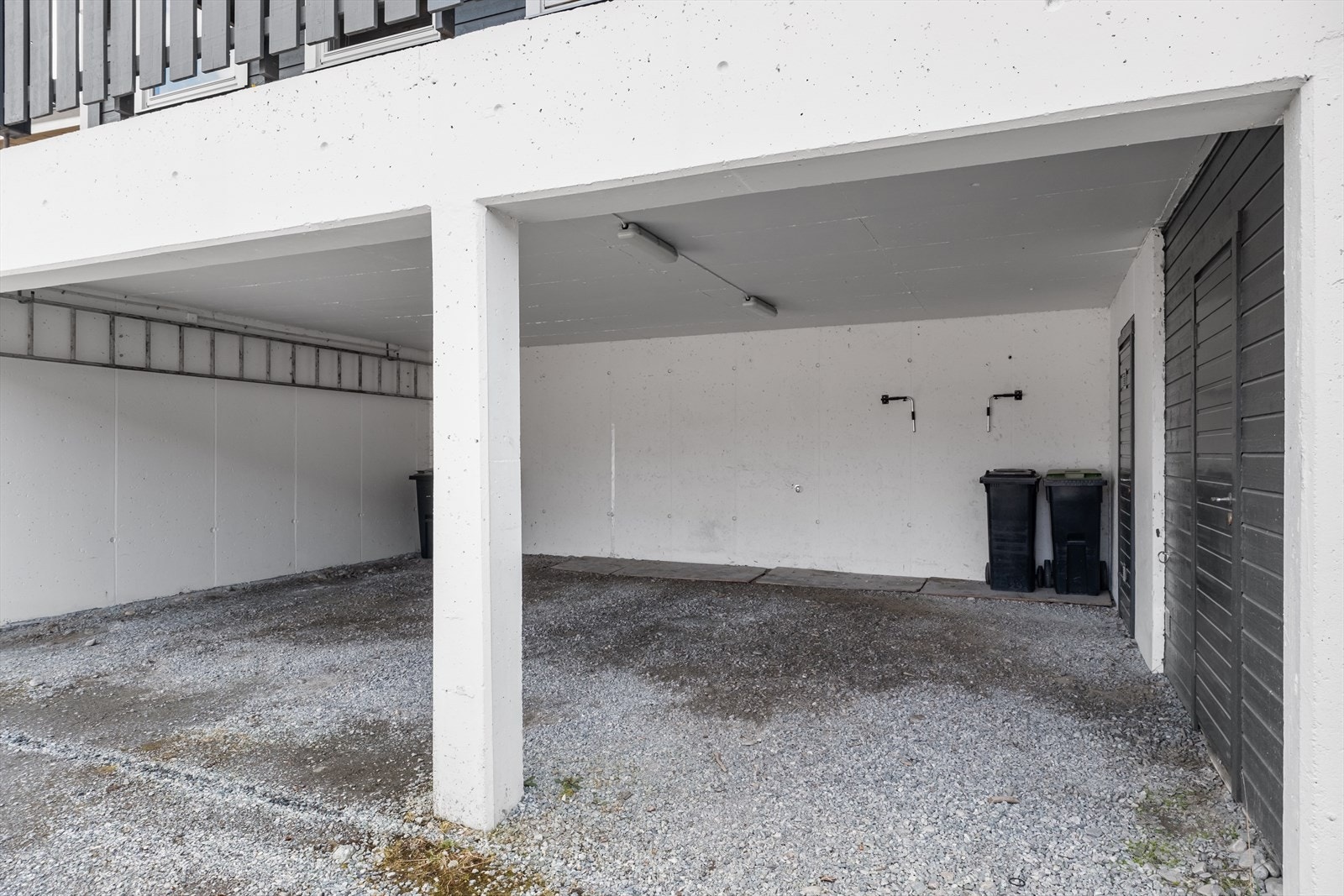 Seksjonen har plass for 1 bil i underetg. samt sportsbod i felles carport. Galleribilde