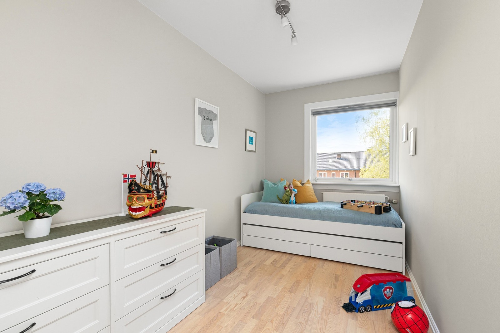 Soverom 2. Alle soverom i leiligheten har god størrelse. Galleribilde