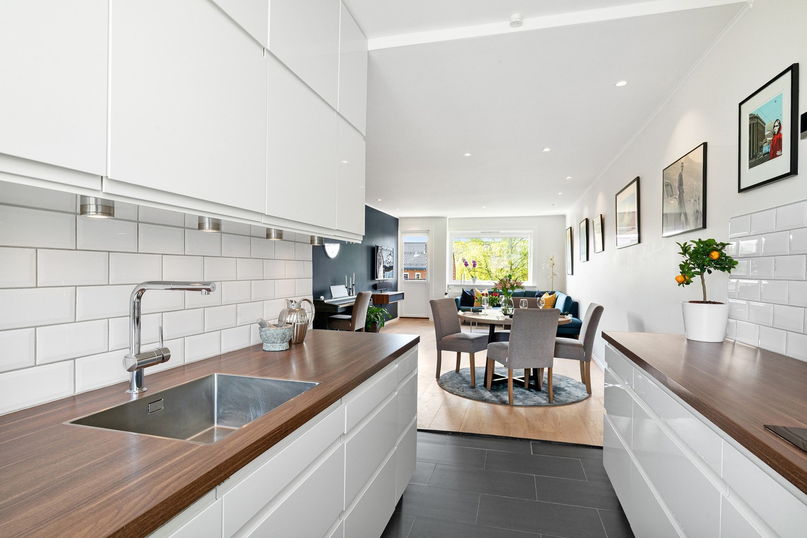 Den gjennomgående løsningen gjør at rommet oppleves svært romslig. Galleribilde