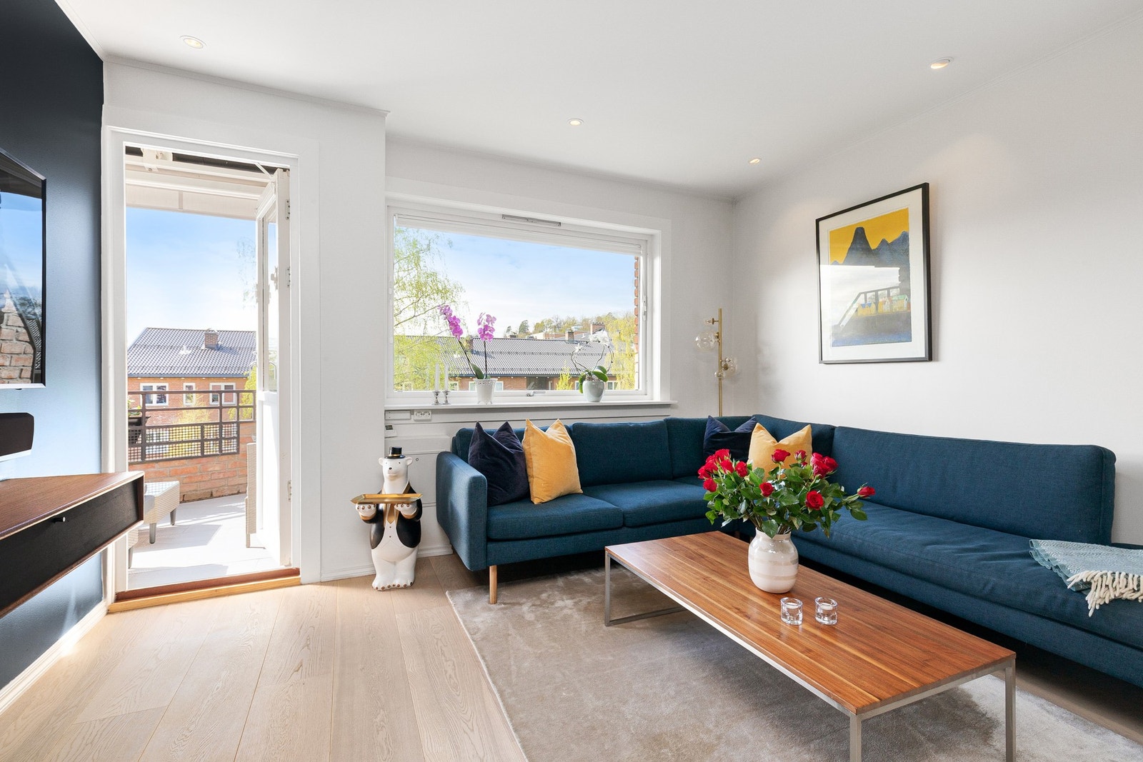 God plass til stor sofagruppe og TV-seksjon i stuen. Galleribilde