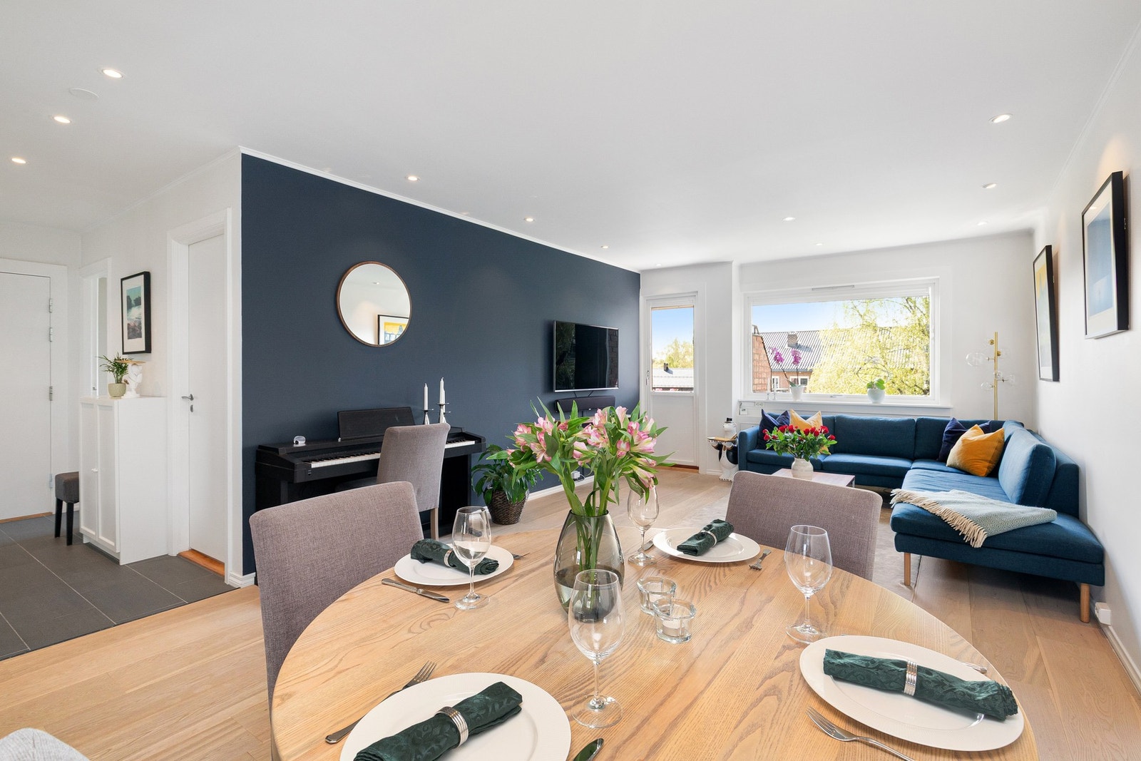 Her har du oversikt over løsningen mellom stue/kjøkken/gang. Galleribilde