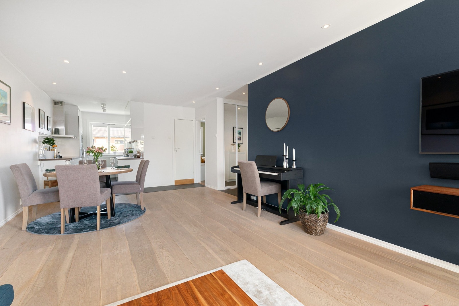 Leiligheten oppvarmes via felles fjernvarme (radiatorer) som er inkl i felleskostnadene. Galleribilde