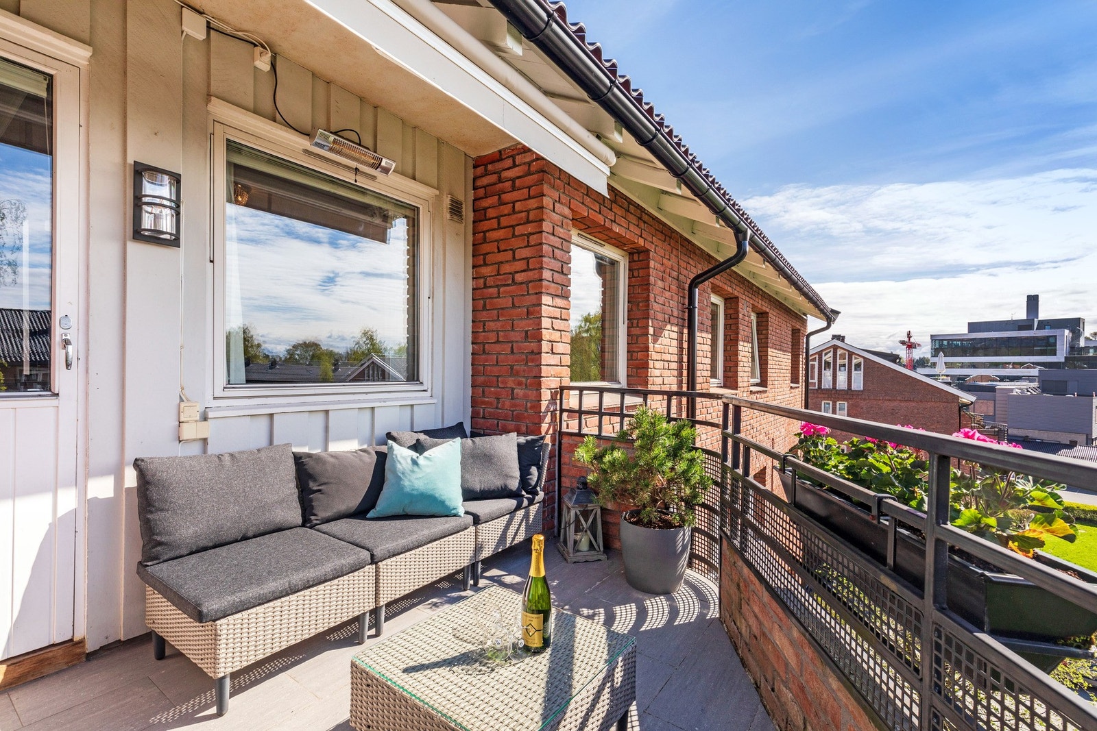 Fra stuen er det utgang til den ene av to balkonger. Galleribilde