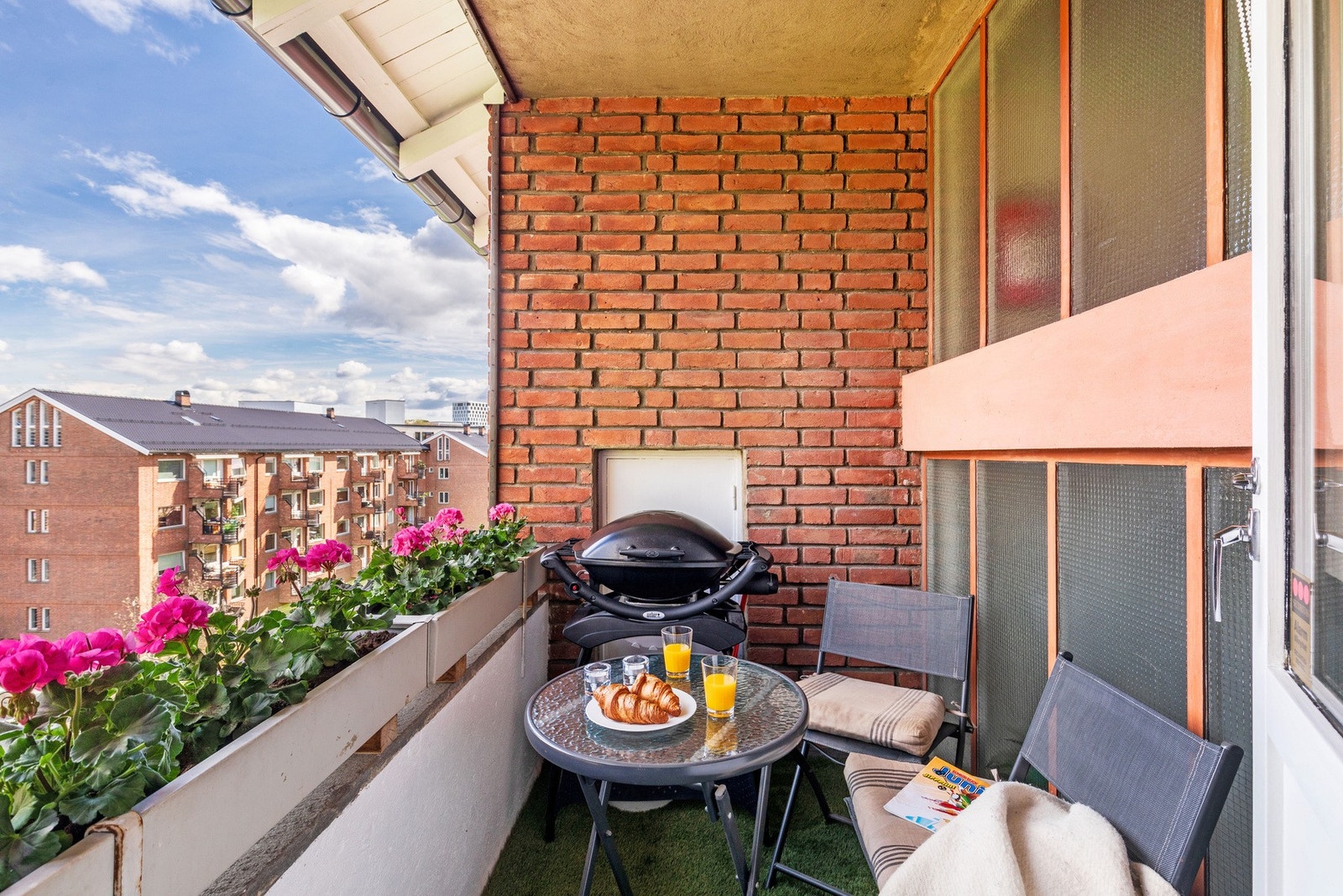 Her får du morgensolen fra ca. 08-10:30 sommertid. God plass til både møbler og grill også her. Galleribilde