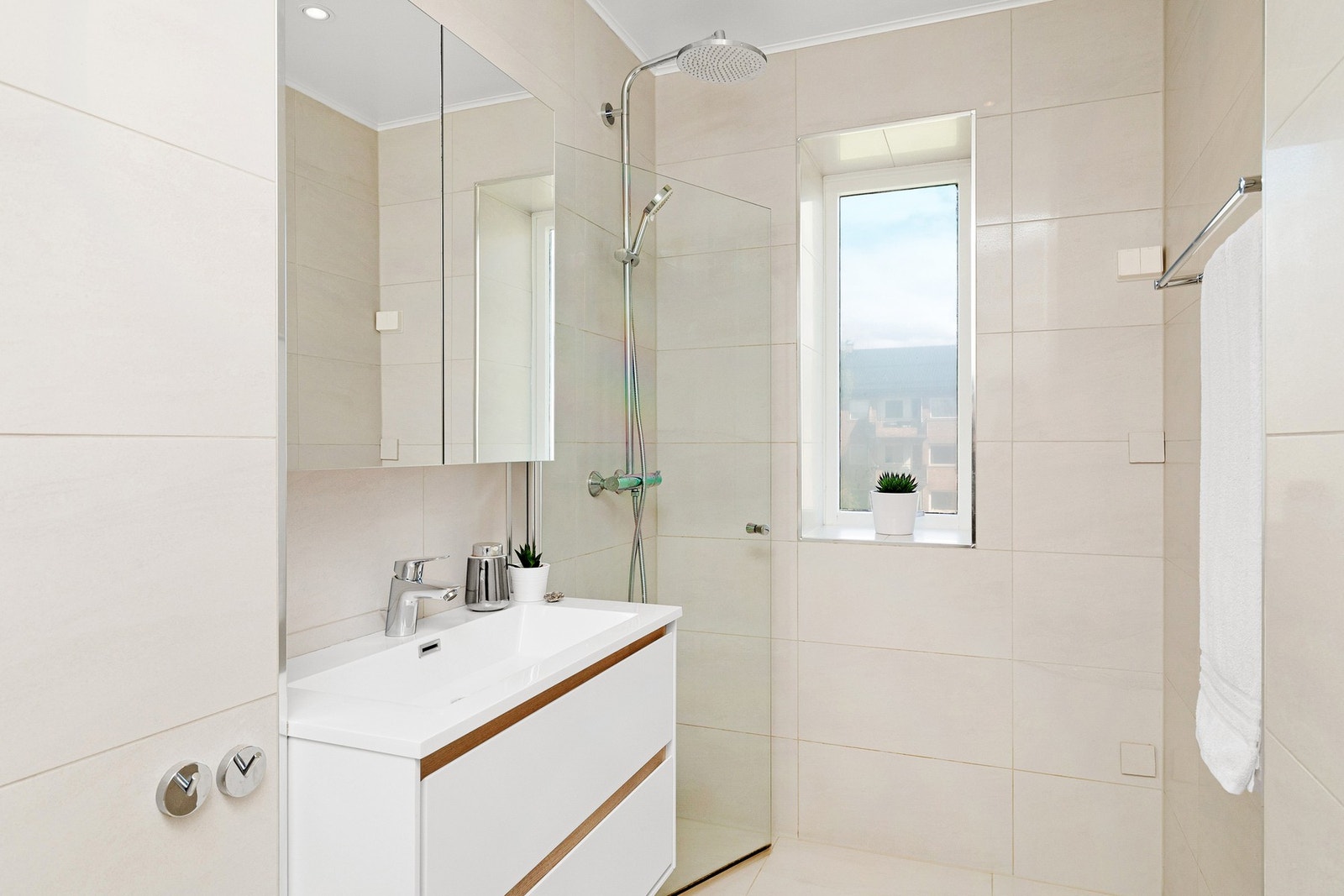 Lekkert bad fra 2018 med naturlig lys fra vindu. Galleribilde