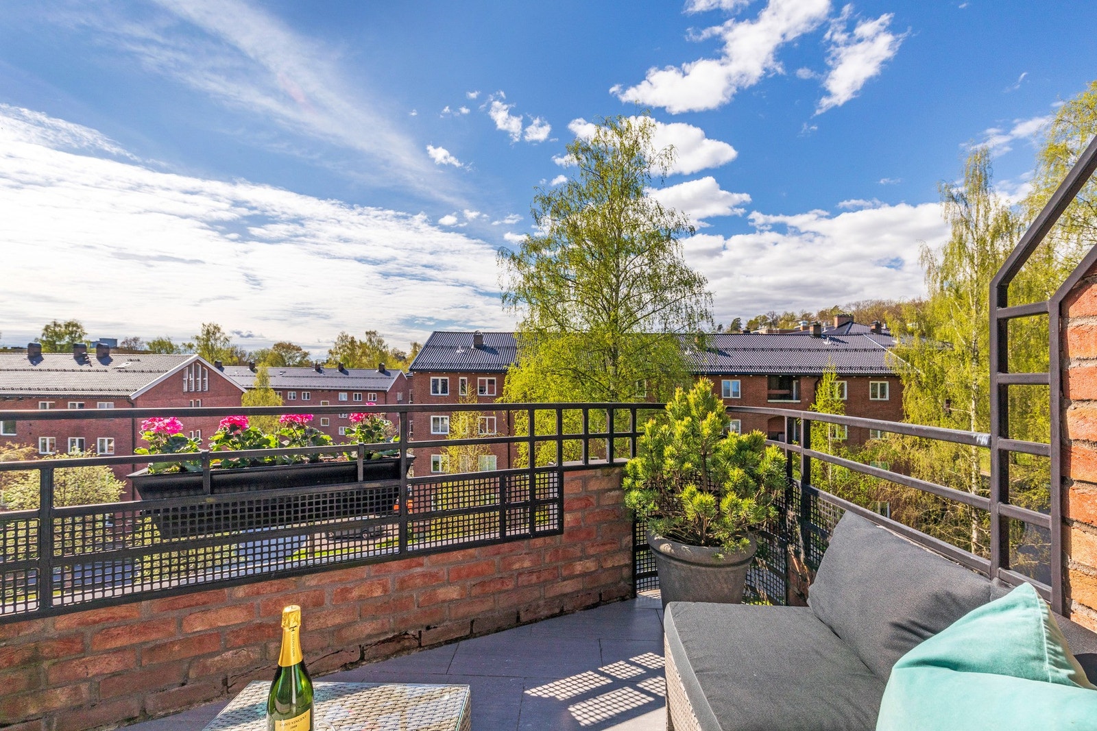 På denne balkongen nyter du av sol fra formiddag til kveld. Galleribilde