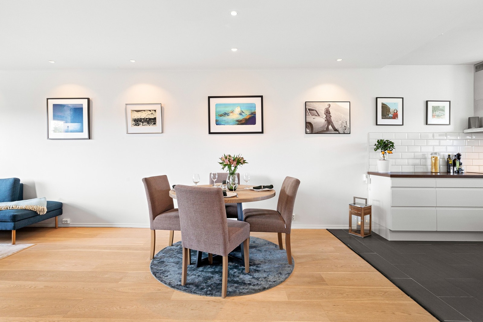 God plass til et større spisebord mellom kjøkken og stuedel. Galleribilde