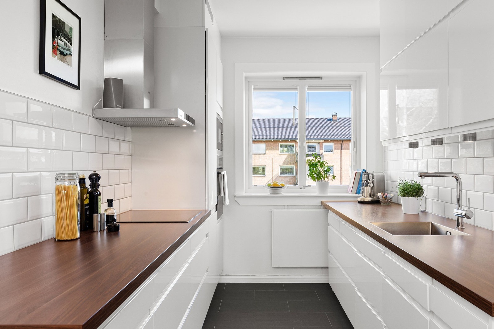 Rikelig med benkeplass og lagring i skuffer og skap. Galleribilde