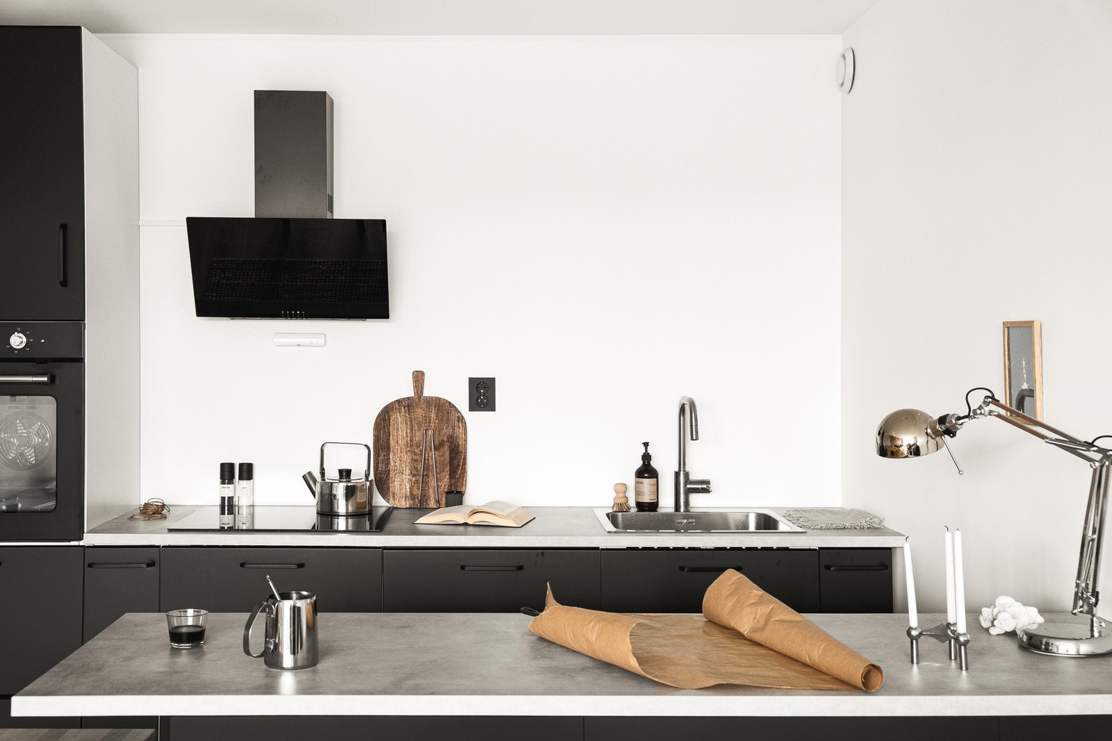 Lekkert og tidløst kjøkken med sorte glatte fronter. Galleribilde